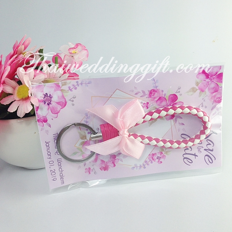 พวงกุญแจเชือกถัก 2 สี ฟ้า ชมพู แพ็คถุงแก้วพร้อมแผ่นรองป้ายชื่อ ติดโบว์