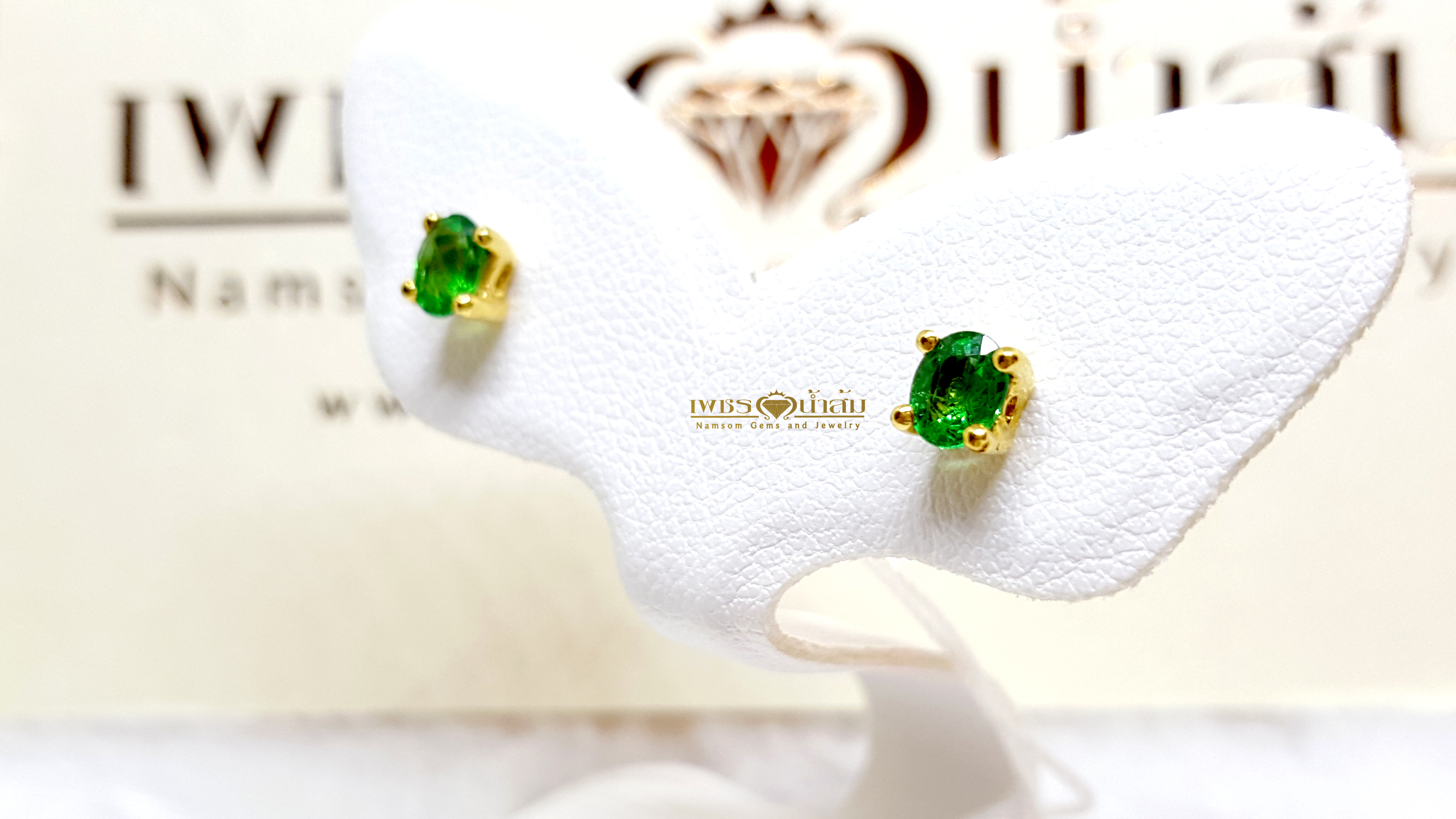 ต่างหูพลอยมรกต Emerald เจียรทรงกลม สีเขียวสวยสด