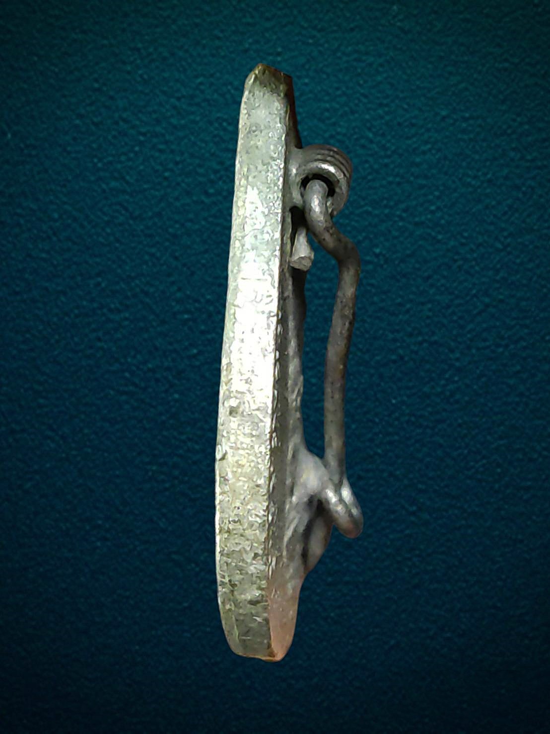 เหรียญเข็มกลัดใบโพธิ์ พระพุทธชินินทร์ วัดธาตุทอง กทม ปี 2519