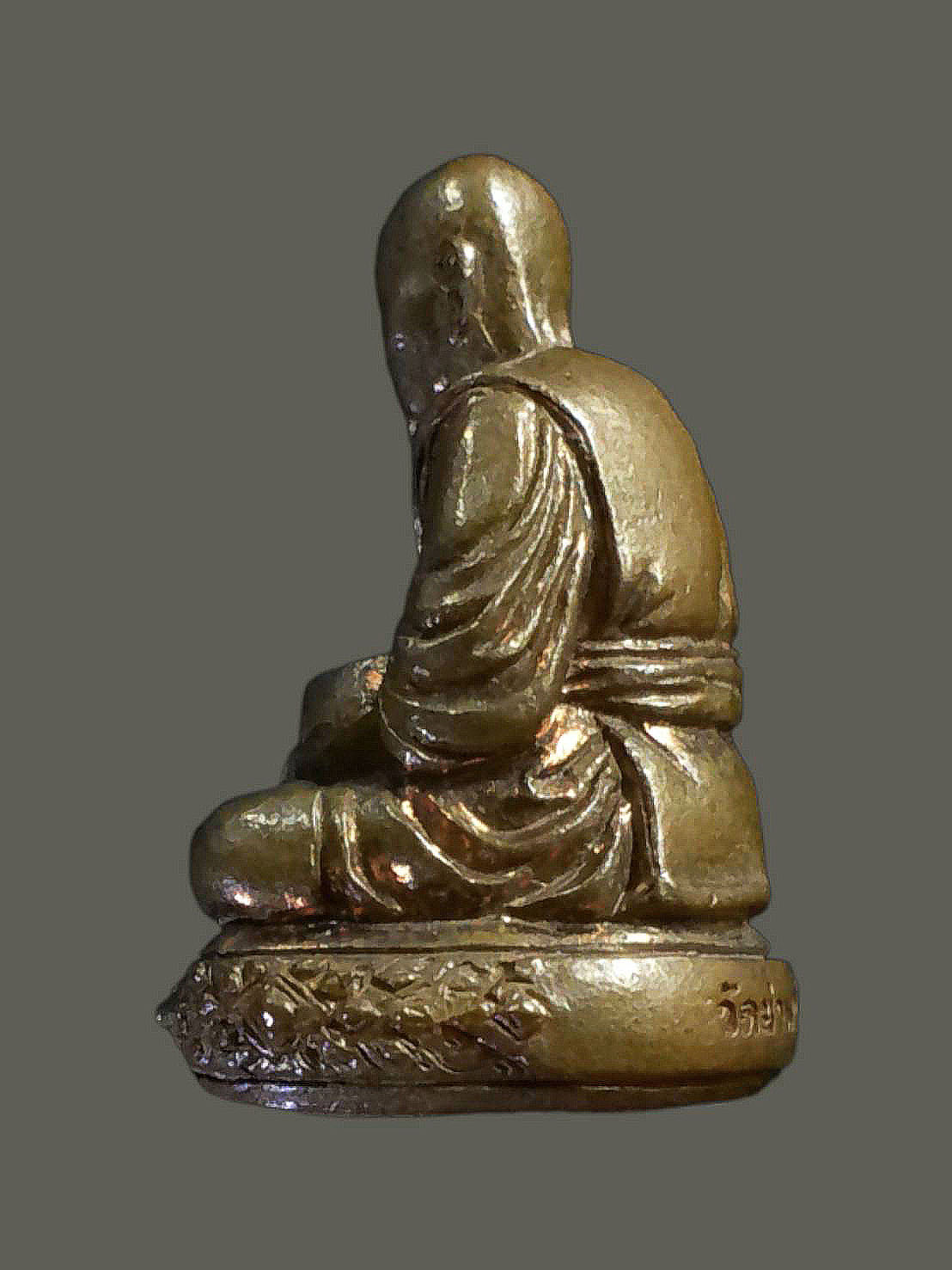 พระรูปเหมือนหล่อรุ่นแรก เนื้อนวะ ครูบาบุญตั๋น เตชธัมโม วัดย่าพาย เชียงใหม่ ใต้ฐานอุดผงวิเศษ จีวร สายสิญณ์และเส้นเกศา