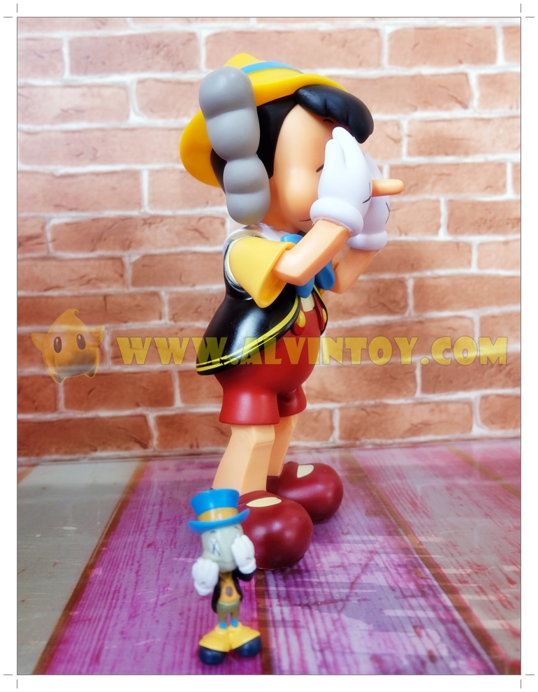 KAWS Pinocchio & Jiminy Cricket โมเดลพิน็อกคิโอ ความสูง 27 ซม. & คริกเก็ต ความสูง 5 ซม.