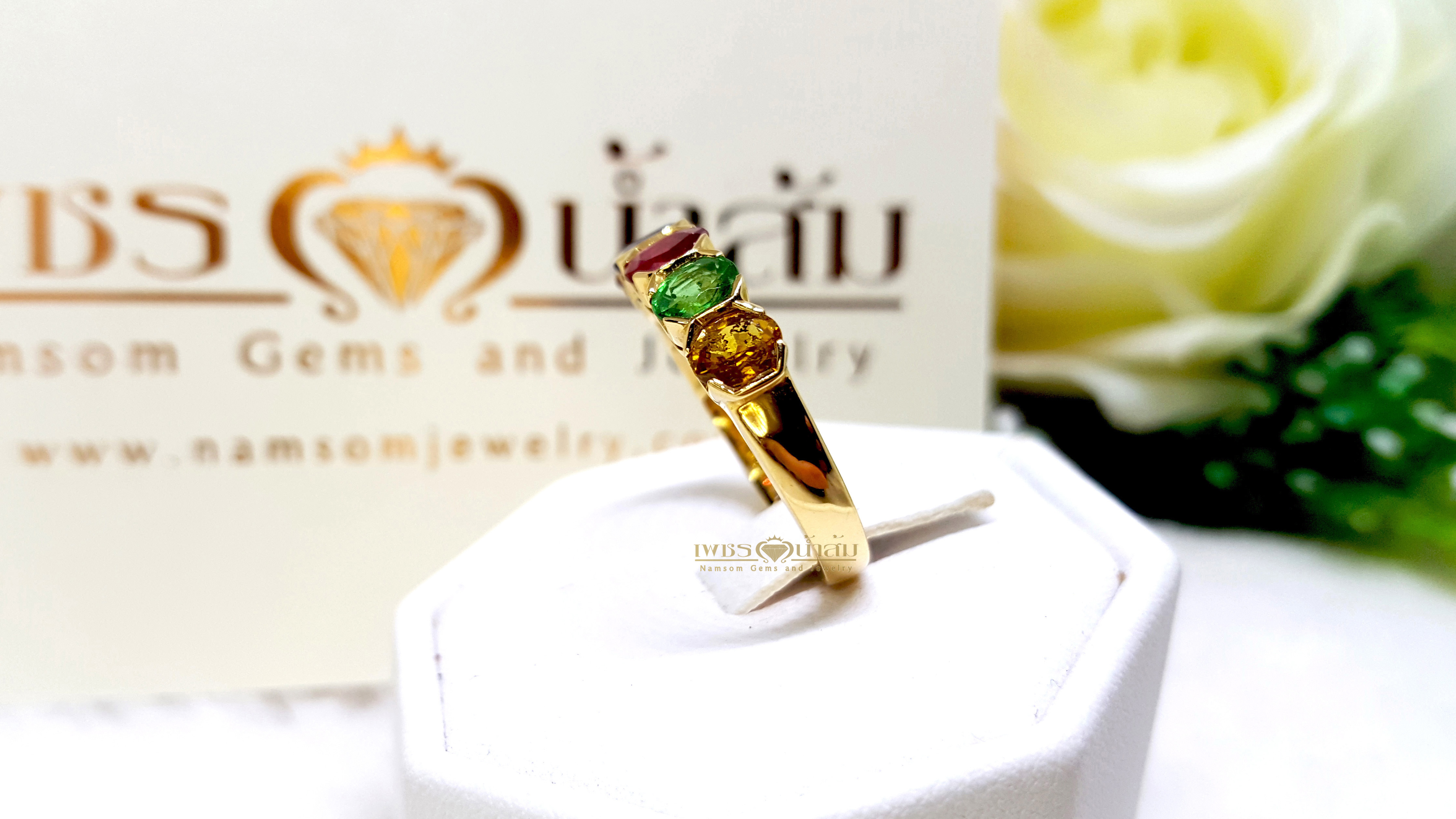 แหวนพลอยนพเก้าทรงปอกมีดสลับสี ประกอบไปด้วย ทับทิม ไพลิน บุษราคัม และมรกตสีสวย บนตัวเรือนทองทั้งตัวเรือน