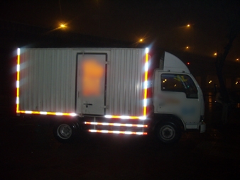 แถบสติ๊กเกอร์สะท้อนแสงขาว-แดง 3m,ขาวแดงสะท้อนแสง 3M กว้าง 2 นิ้ว x ยาว 45 ม.