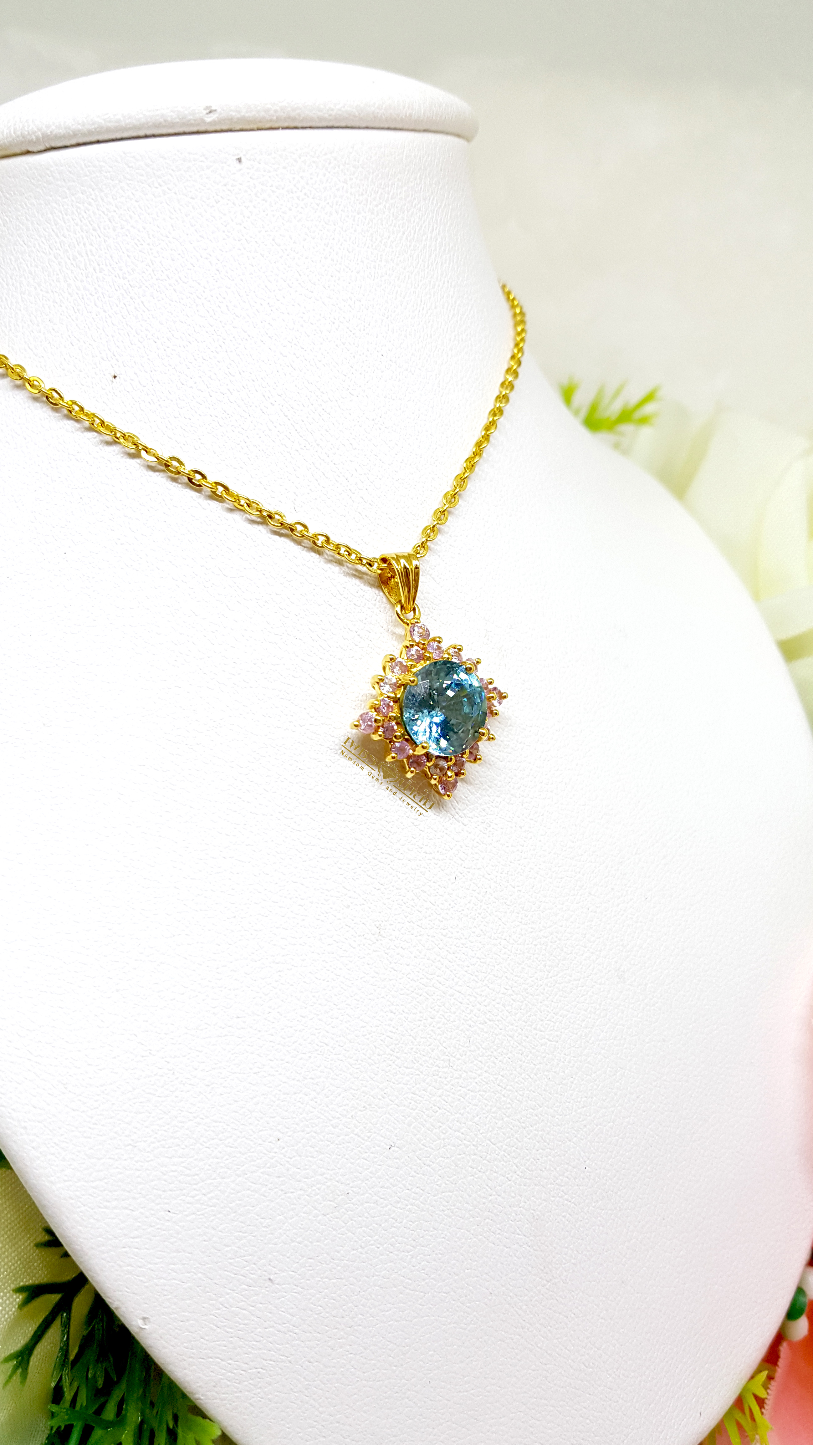 จี้พลอยเพทาย Blue Zircon สีสวยน้ำงาม ล้อมด้วย Pink Sapphire ดูหวานน่ารัก