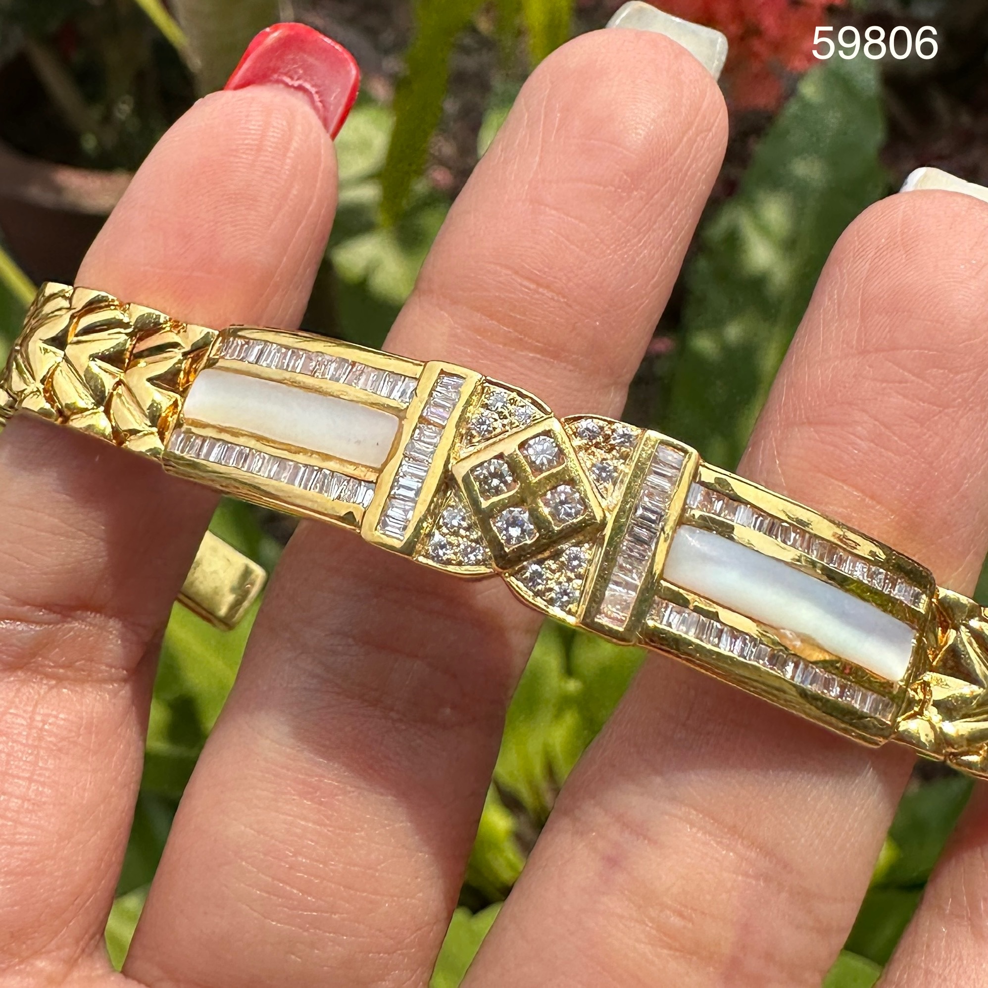 รหัส 59806 สร้อยข้อมือ เพชรครึ่งหน้า เปลือกมุก ฝังเพชร 112 เม็ด 2.36 กะรัต ทอง90 งานสวยมาก นน. 39.40 g