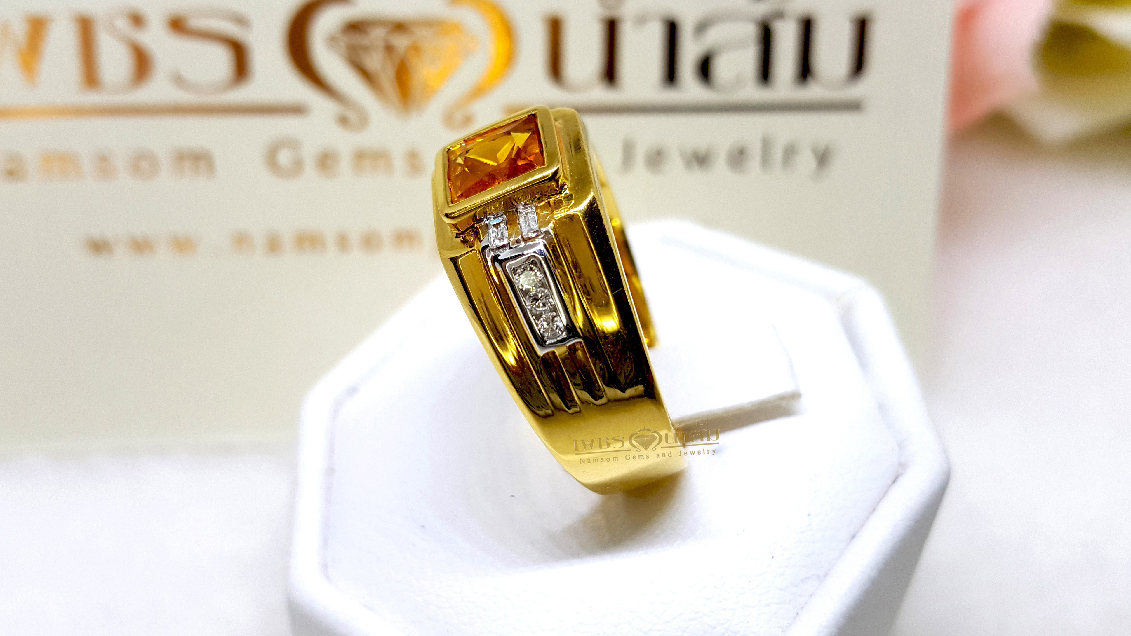 แหวนบุษราคัมน้ำงาม Yellow Sapphire ประดับฝังตกแต่งด้วยเพชรแท้ บนตัวเรือนทองแท้ทั้งตัวเรือน