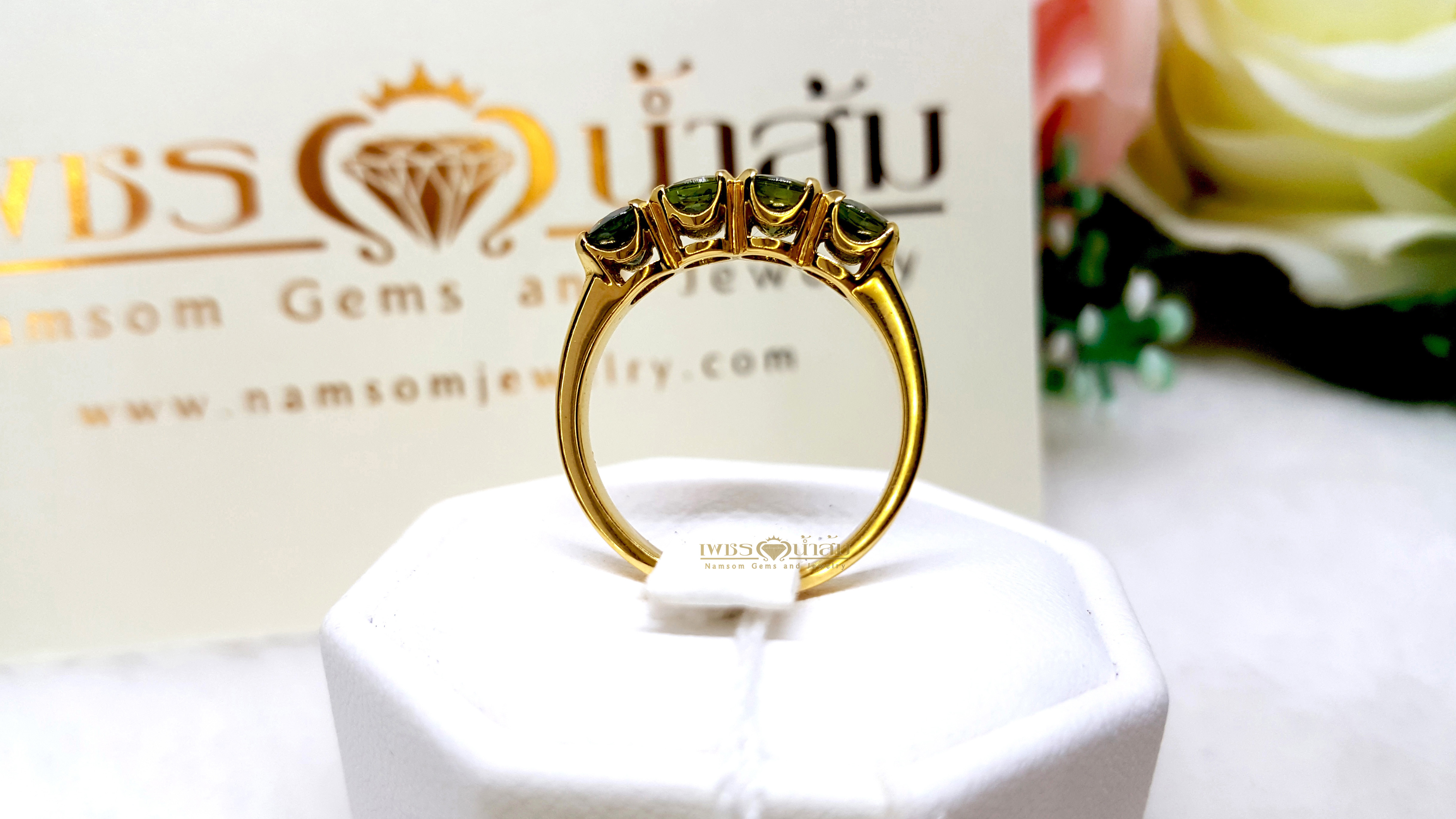 แหวนพลอยเขียวส่อง Green Sapphire สีสวยเจียรเหลี่ยมเพชร บนตัวเรือนทองแท้ทั้งตัวเรือน