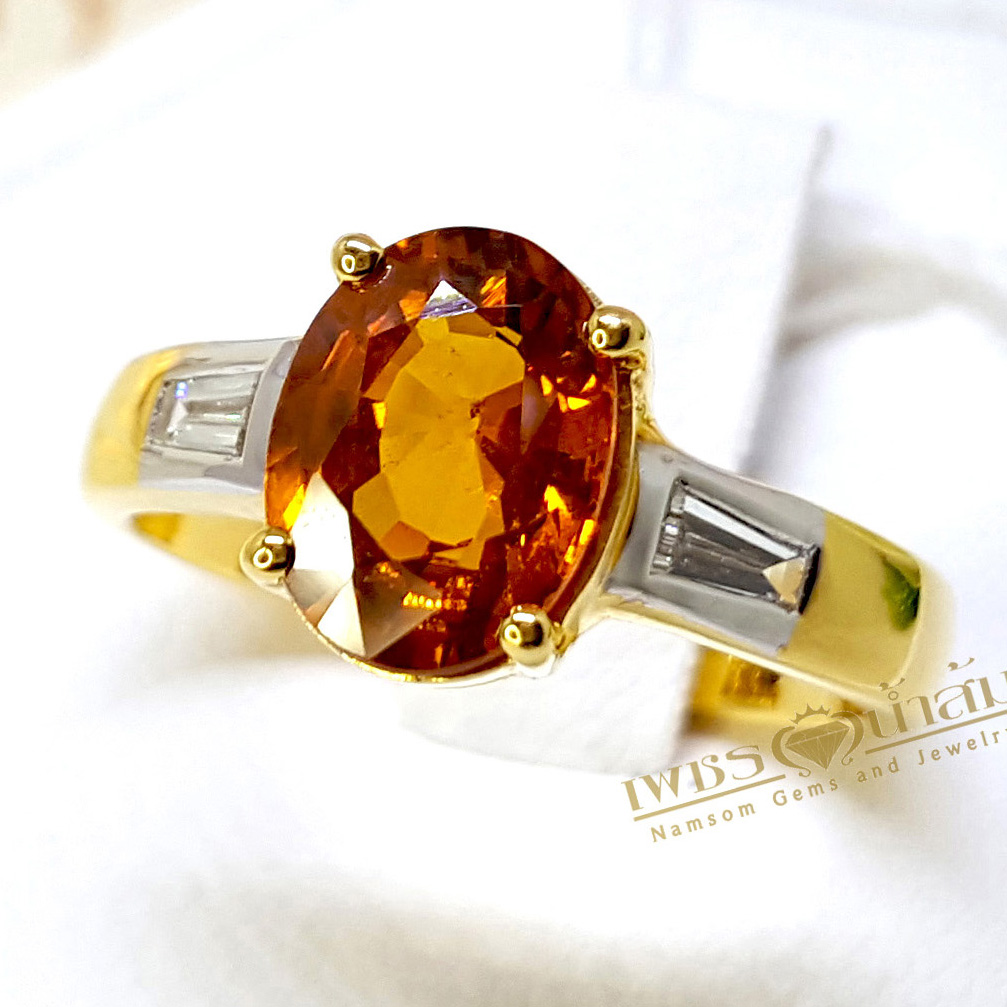 แหวนพลอยบุษราคัม Yellow Sapphire ฝังเพชรแท้ ทรงแบเก็ต Baguette น้ำงาม ตรงบ่าสองข้าง ชูหัวแหวนให้โดดเด่น บนตัวเรือนทองแท้ทั้งตัวเรือน