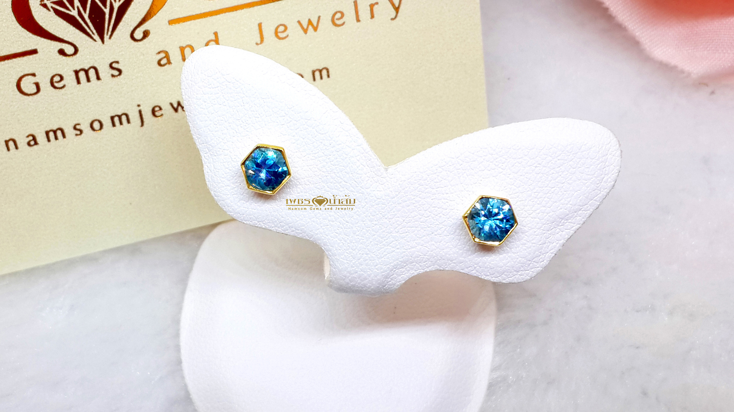 ต่างหูเพทายน้ำงาม Blue Zircon คู่เล็กน่ารัก ทรงหกเหลี่ยม ทรงทันสมัย บนตัวเรือนทองแท้ทั้งตัวเรือน