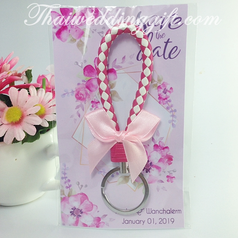พวงกุญแจเชือกถัก 2 สี ฟ้า ชมพู แพ็คถุงแก้วพร้อมแผ่นรองป้ายชื่อ ติดโบว์