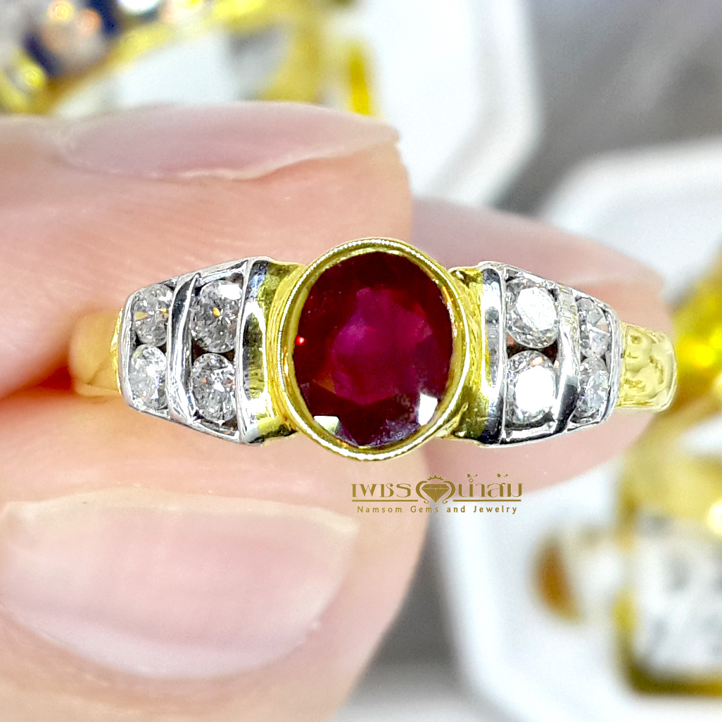 แหวนพลอยทับทิม Ruby สีเลือดนก ประดับตกแต่งด้วยเพชรแท้บ่าข้างทรงแบเก็ต ขันบรรได บนตัวเรือนทองแท้ทั้งตัวเรือน