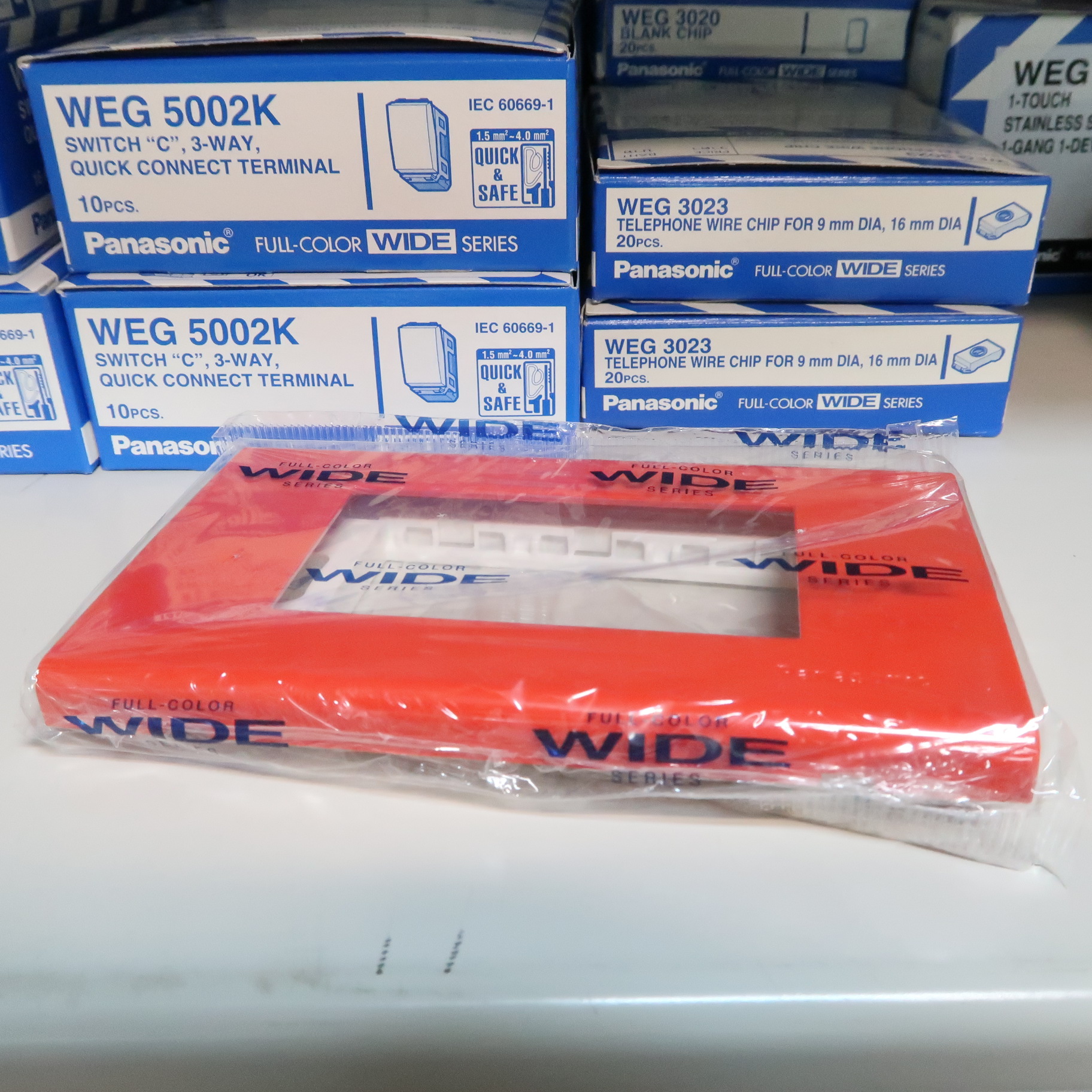 หน้ากากพลาสติก สีแดง 3 ช่อง WEG