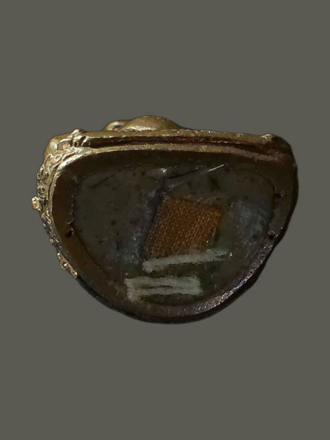 พระรูปเหมือนหล่อรุ่นแรก เนื้อนวะ ครูบาบุญตั๋น เตชธัมโม วัดย่าพาย เชียงใหม่ ใต้ฐานอุดผงวิเศษ จีวร สายสิญณ์และเส้นเกศา