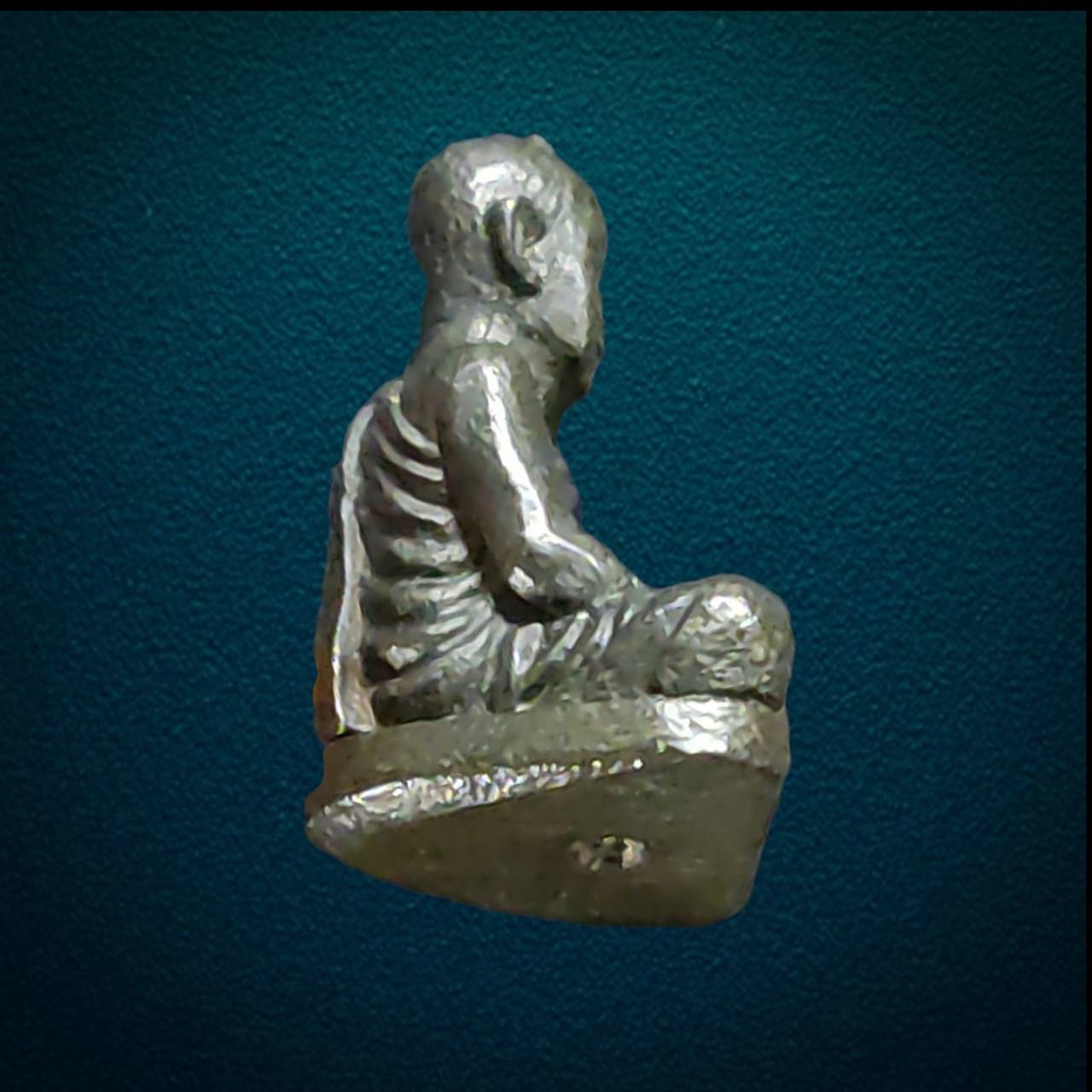 พระหล่อรูปเหมือน พิมพ์จิ๋ว เนื้อนวะ ตอกโค้ต ไม่ทราบที่