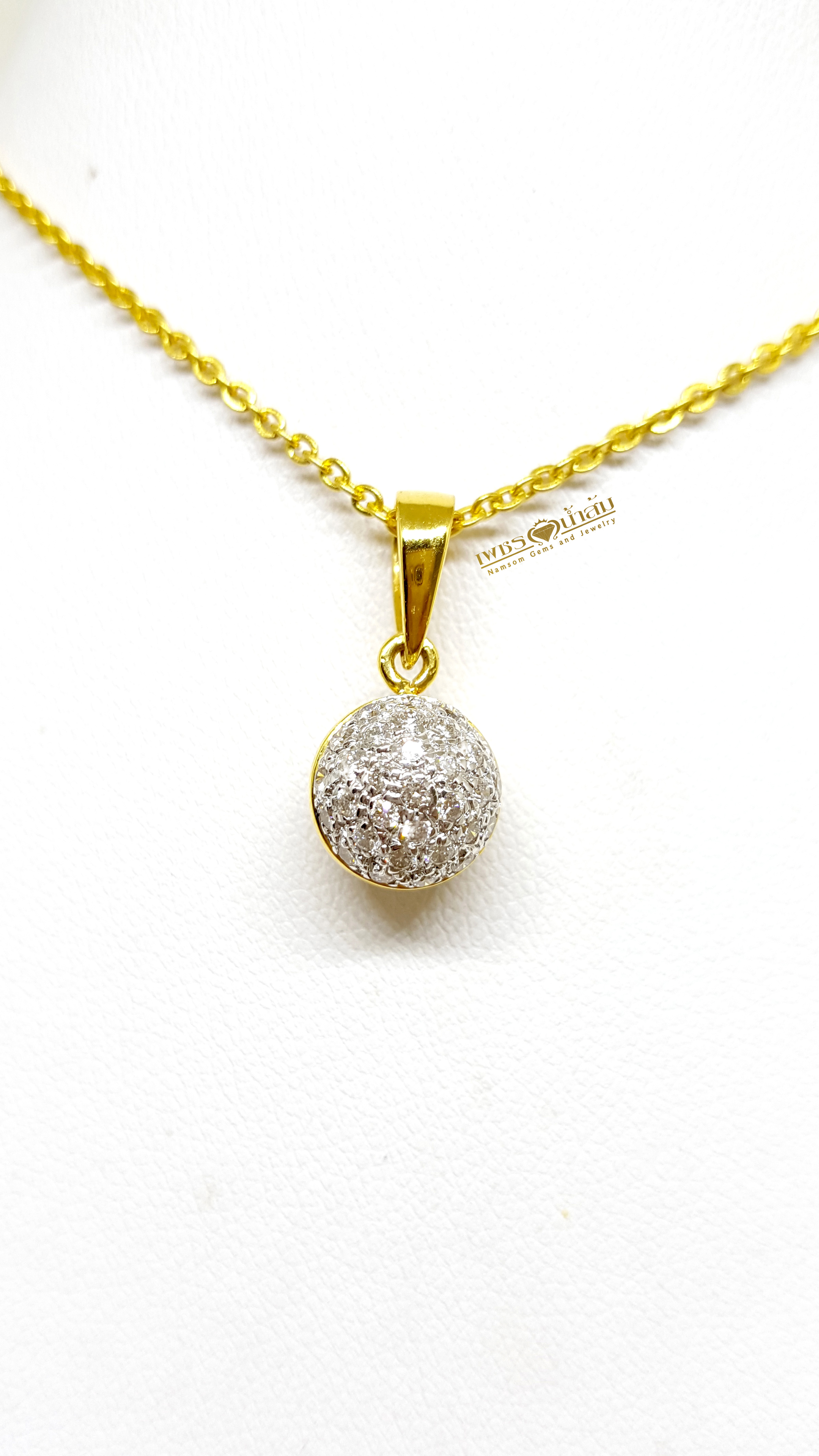 จี้เพชรแท้ฝังเรียบไร้หนาม ทรงกลมลูกโลก ขณะสวมจะเหวี่ยงตัวแก่วงตามผู่ใส่ หยอกเอินทุกสายตาให้หันมามอง