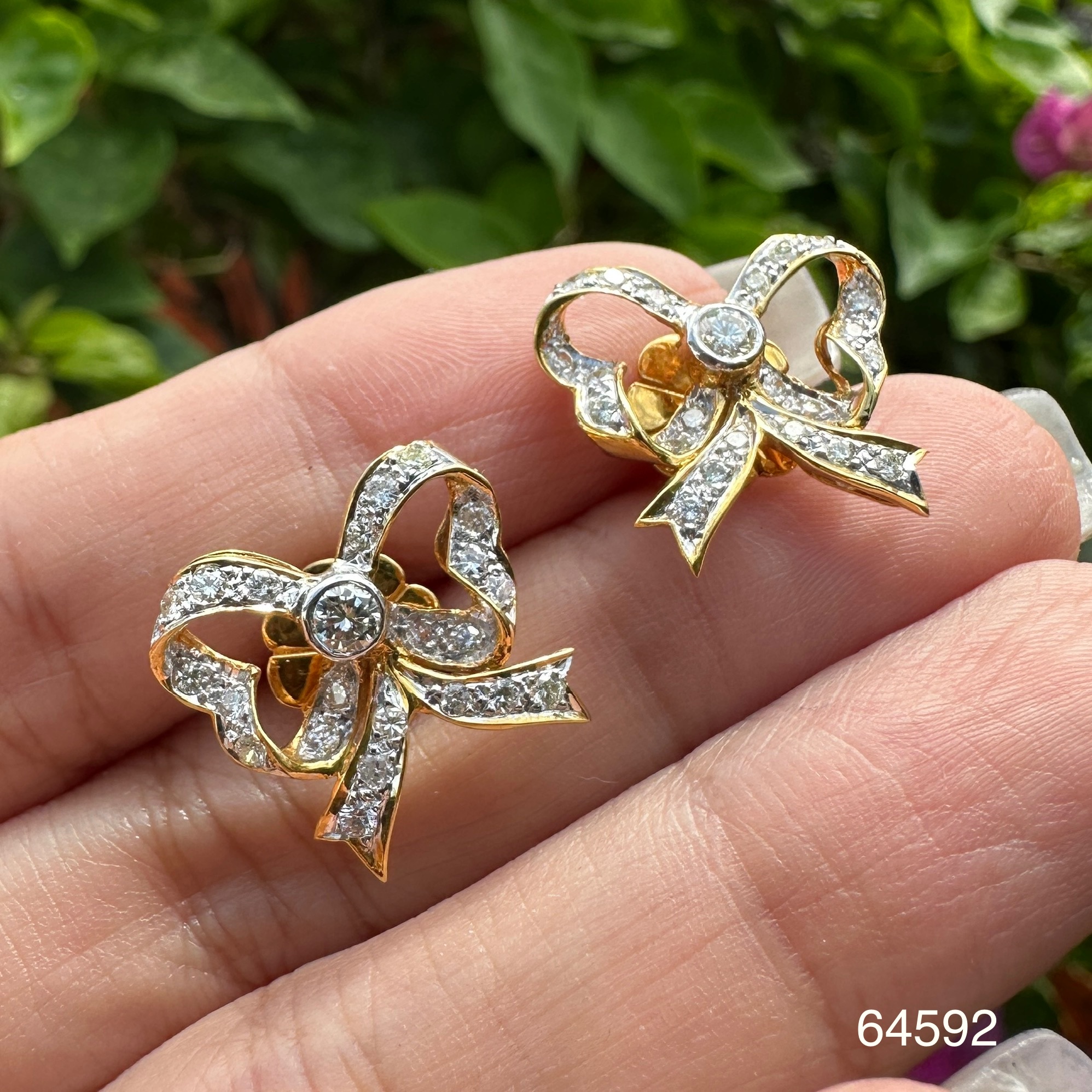 รหัส 64592 ต่างหู โบว์ ฝังเพชร 2 เม็ด 0.20 กะรัต ล้อมเพชร 44 เม็ด 0.44 กะรัต ทอง18K นน. 5.20 g