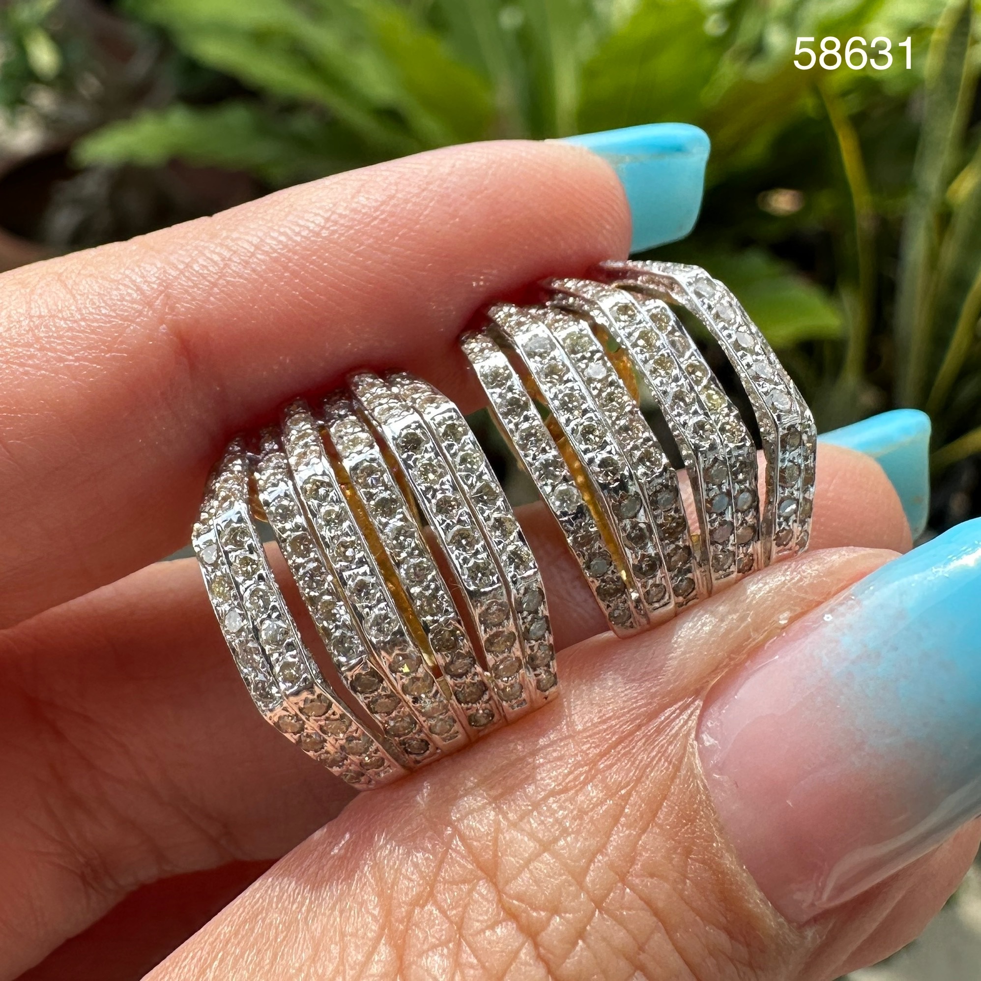 รหัส 58631 ต่างหู ห่วงเพชรแถว เพชร 182 เม็ด 1.46 กะรัต ทอง18K (75%) งานสวยมาก นน. 7.95 g