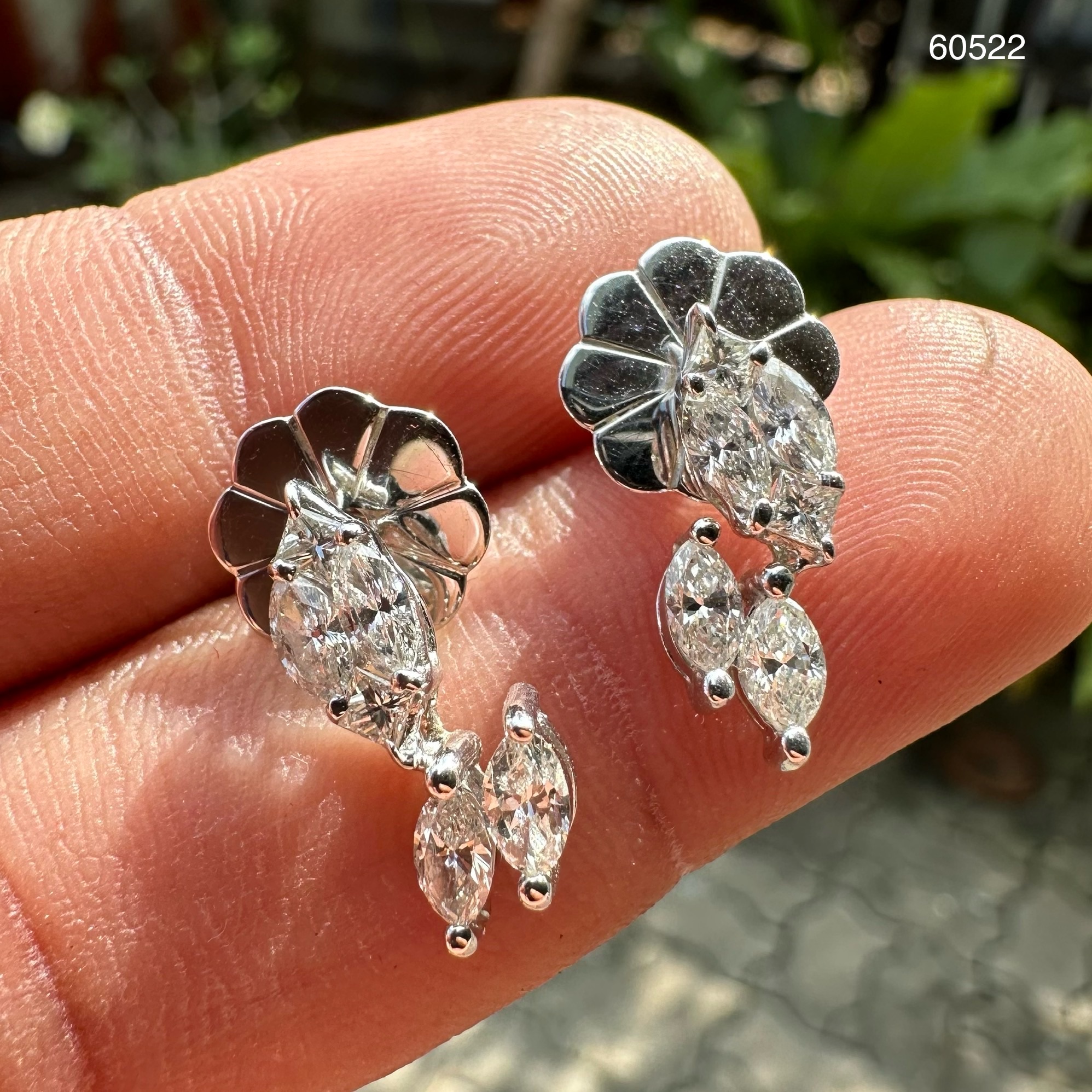 รหัส 60522 ต่างหู เพชร Marquise 8 เม็ด 0.80 กะรัต ฝังเพชร Princess 4 เม็ด 0.12 กะรัต ทอง18Kขาว นน. 3.68 g