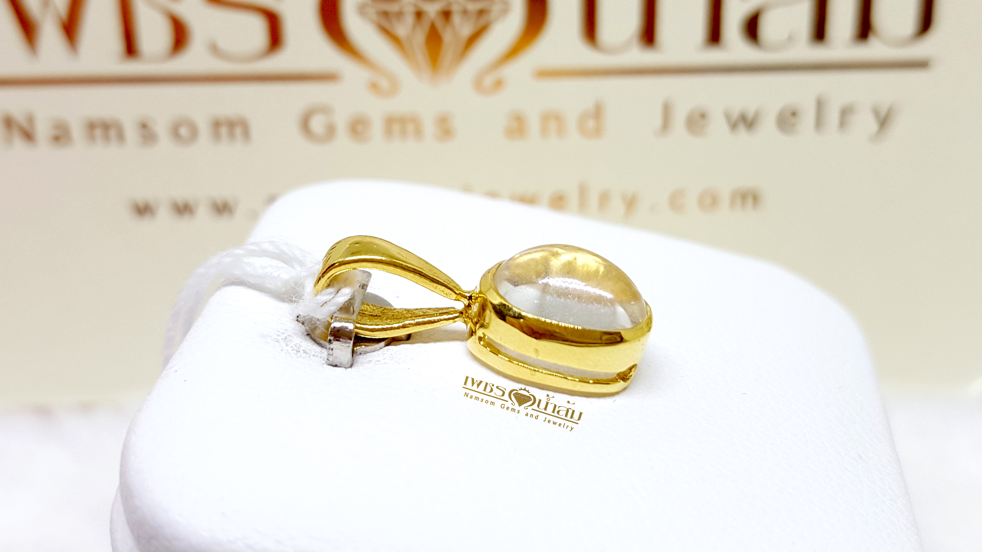 จี้พลอยWhite Zircon จาก New South Wales, Australia เจียรทรงคาบาชอนให้เห็นเหลือบ ฝังหุ้มด้วยทองแท้ เรียบง่ายน่ารัก