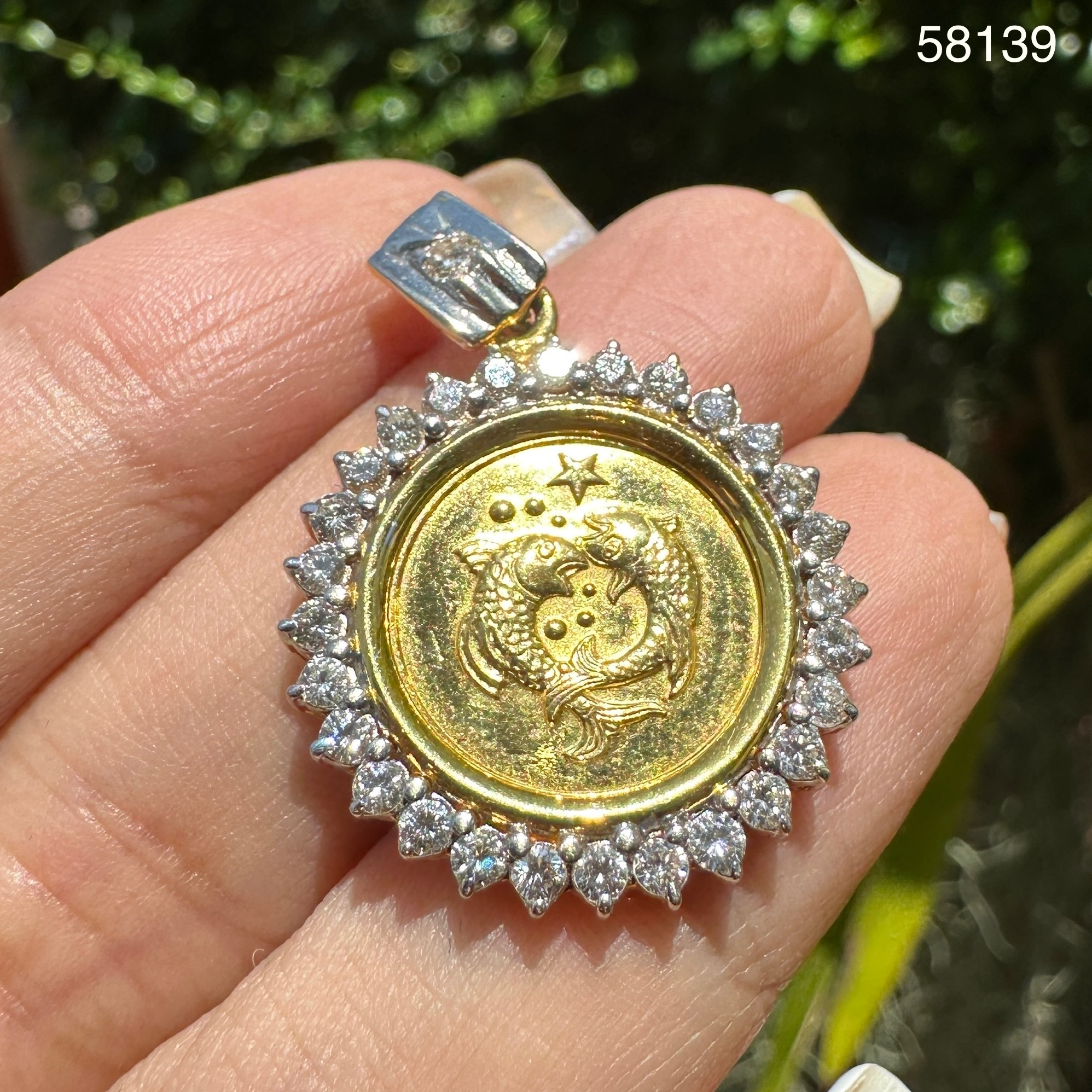 รหัส 58139 จี้ ปลาคู่ ราศีมีน กรอบทอง ล้อมเพชร 29 เม็ด 0.90 กะรัต ทอง90 งานสวยมาก นน. 8.70 g