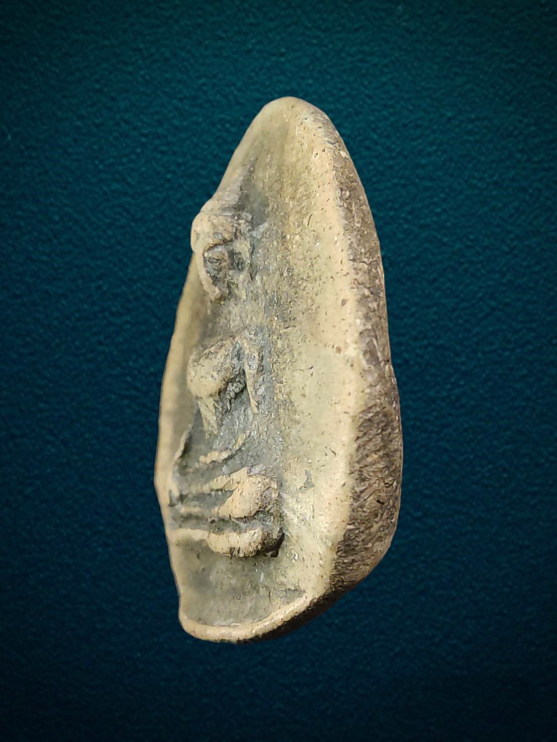 พระผงสุพรรณ กรุวัดสำปะซิว จ.สุพรรณบุรี ประมาณพุทธศตวรรษที่ 19-20