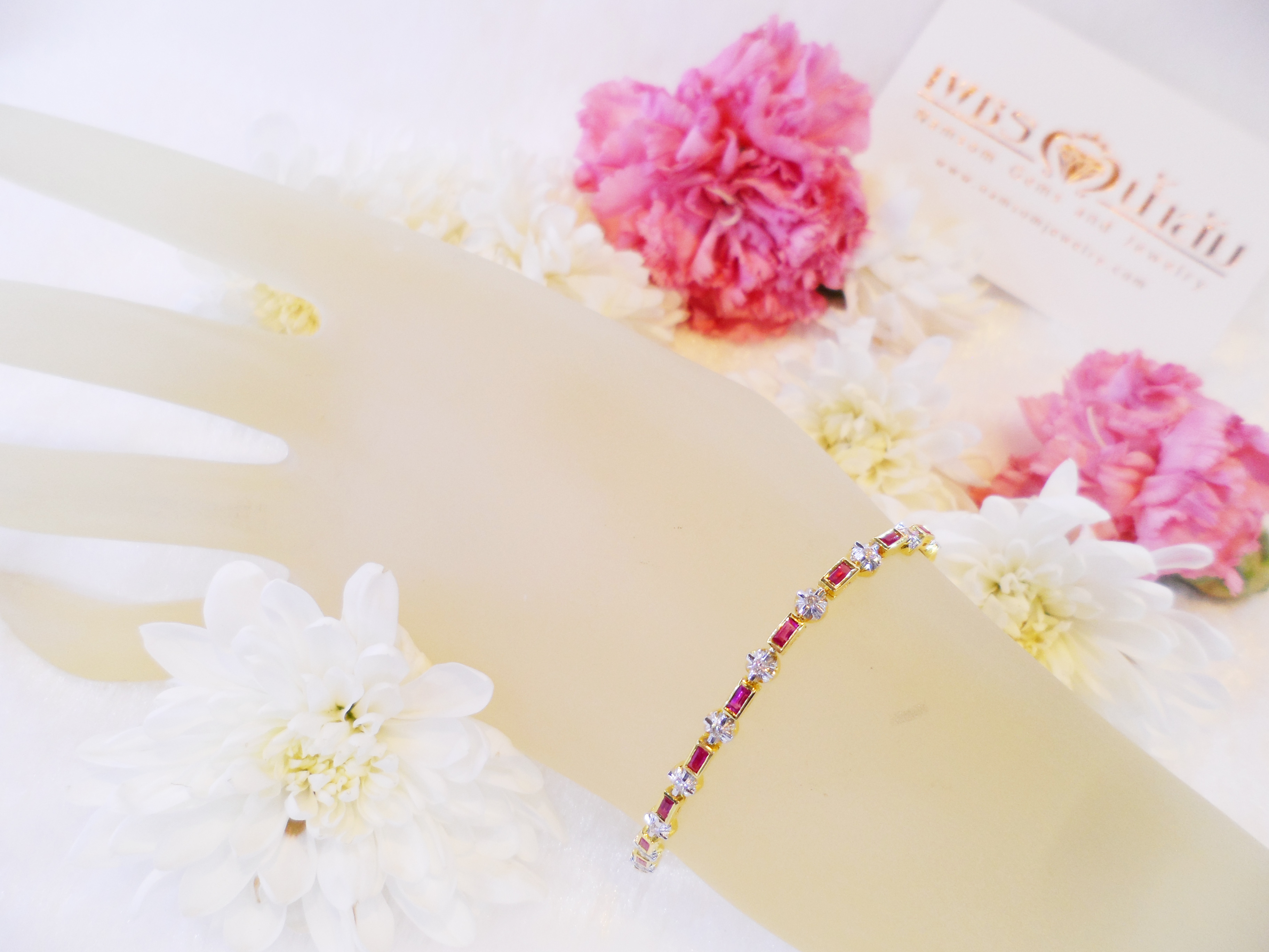 สร้อยข้อมือพลอยทับทิมสีสวย น้ำงาม สลับด้วยเพชรแท้ แบบเก๋ทันสมัย