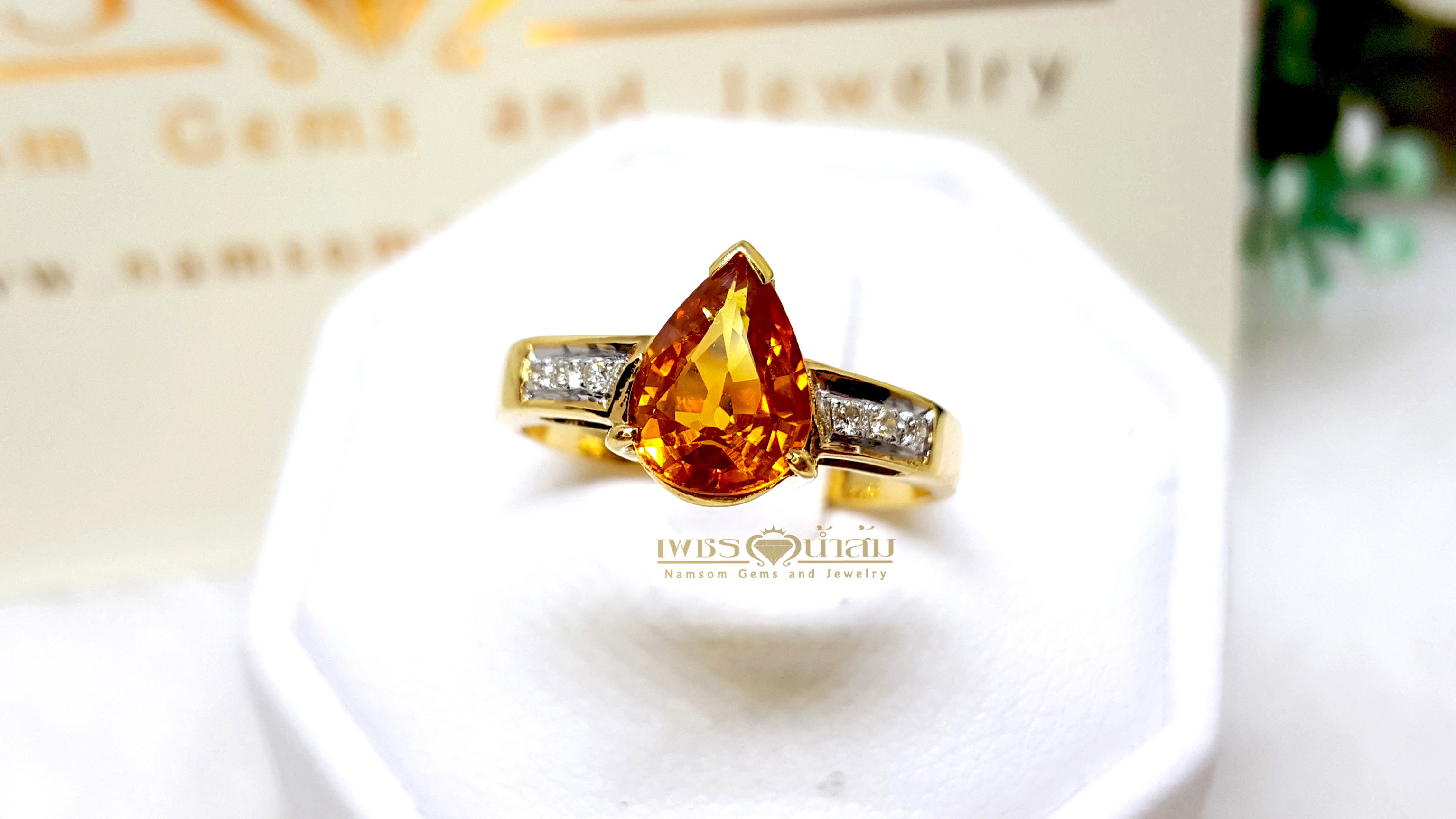 แหวนพลอยบุษราคัม Yellow Sapphire ฝังทรงหยกน้ำ ตกแต่งเพชรแท้ที่บ่าข้าง ดูเรียบหรู บนตัวเรือนทองแท้ทั้งตัวเรือน