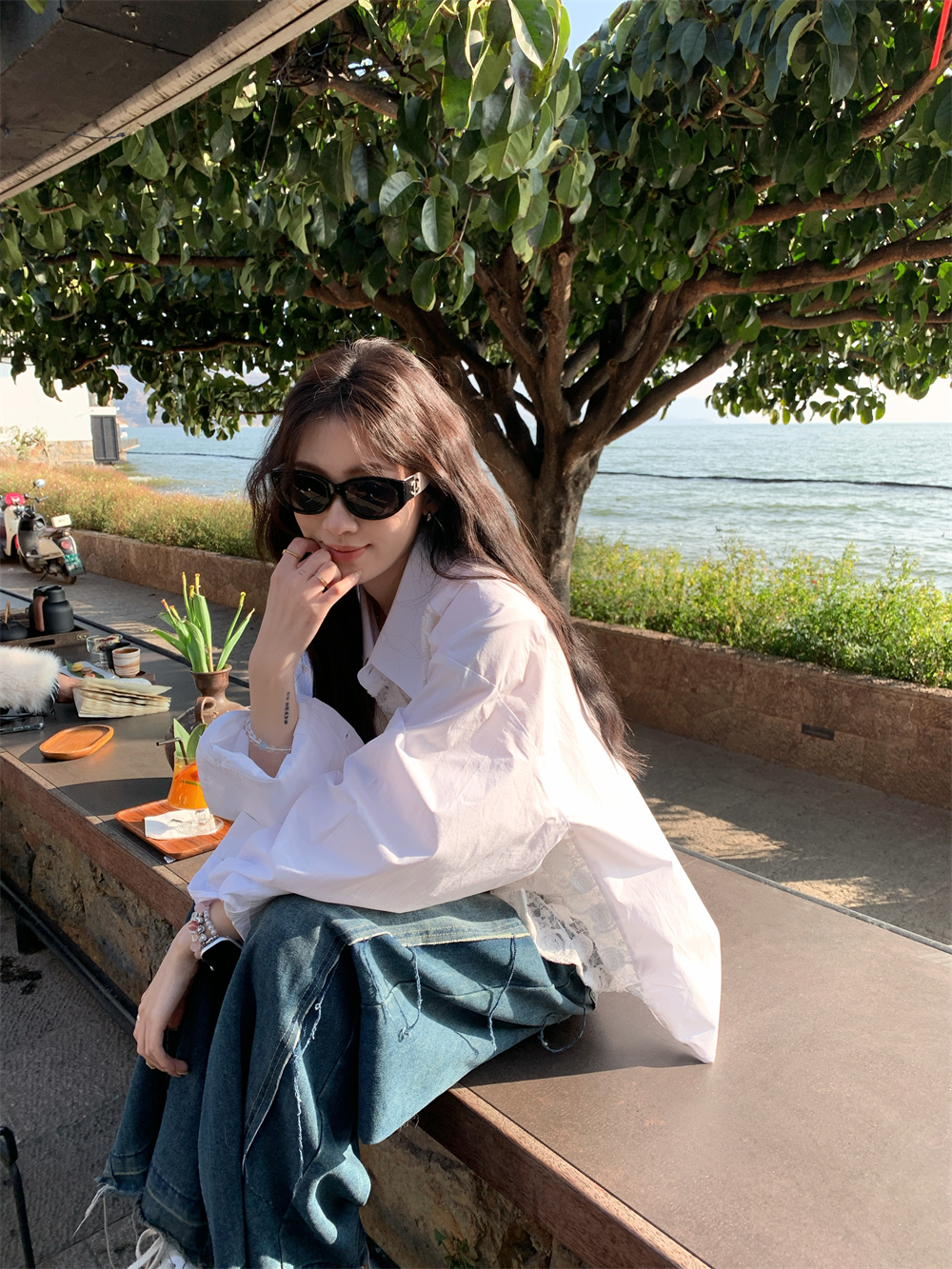 P30462 เสื้อเชิ้ตทรงโอเวอร์ไซส์ ผ้าฝ้ายผสมคอทตอนเนื้อดี สีขาว ชิ้นหน้าผ้าลูกไม้