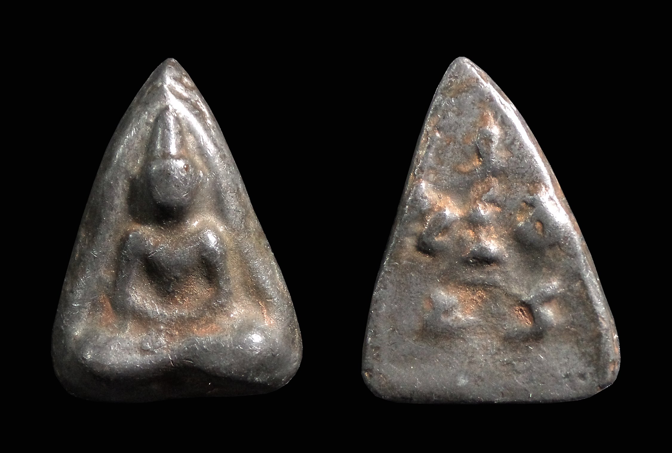 พระกลีบบัวหลังปิดตา เนื้อชินตะกั่ว