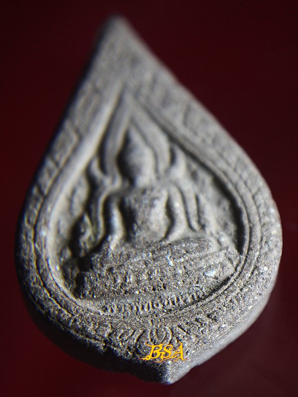 พระเนื้อว่าน พุทธชินราช รุ่นปิดทองปี47 มวลสารหลักคือทองที่ปิดองค์พระพุทธชินราชมานาน