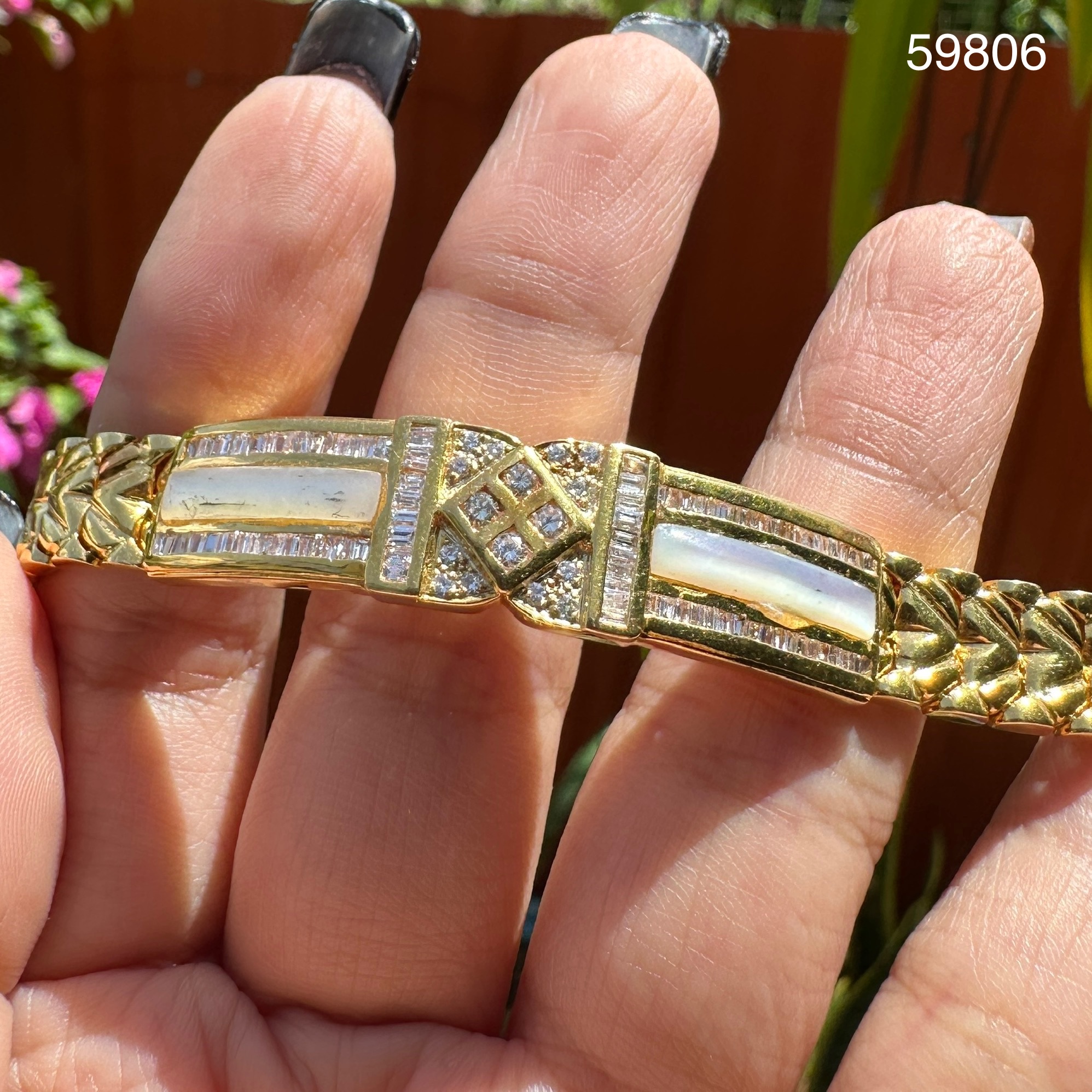 รหัส 59806 สร้อยข้อมือ เพชรครึ่งหน้า เปลือกมุก ฝังเพชร 112 เม็ด 2.36 กะรัต ทอง90 งานสวยมาก นน. 39.40 g