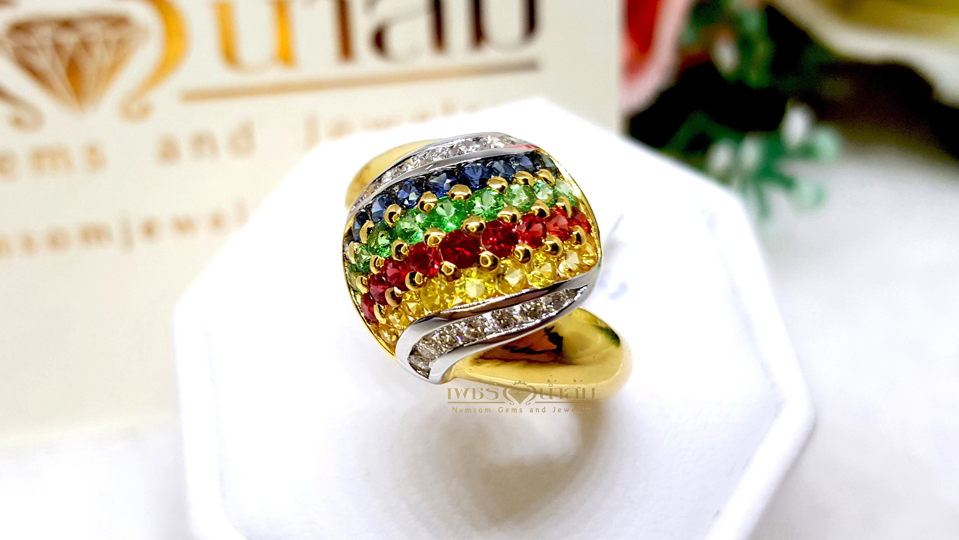 แหวนพลอยนพเก้าสลับสีทรงตูม ประกอบไปด้วย ทับทิม ไพลิน บุษราคัม และมรกตสีสวย บนตัวเรือนทองทัทั้งตัวเรือน