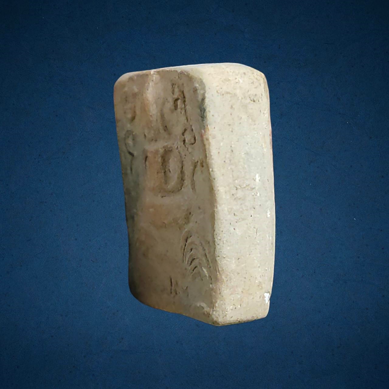 พระพุทธเจ้าประทับไก่หาง5เส้น หลวงพ่อมุ่ย วัดดอนไร่ จ.สุพรรณบุรี ปี 2508 เนื้อดิน