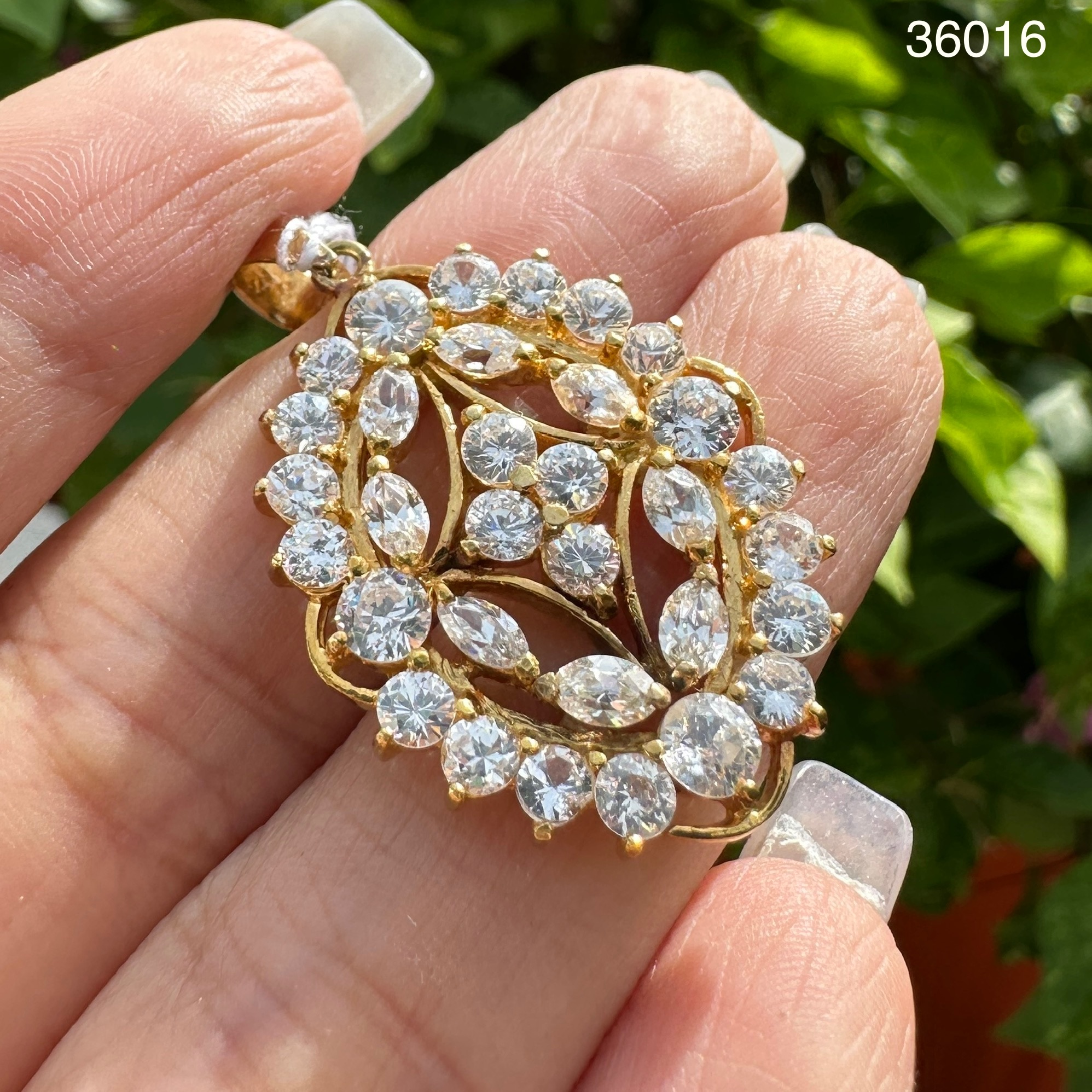 รหัส 36016 จี้ พลอยขาว ฉลุลาย ตุ้งติ้ง ทอง18K งานเก่า หลุดจำนำ สวยมาก นน. 8.61 g