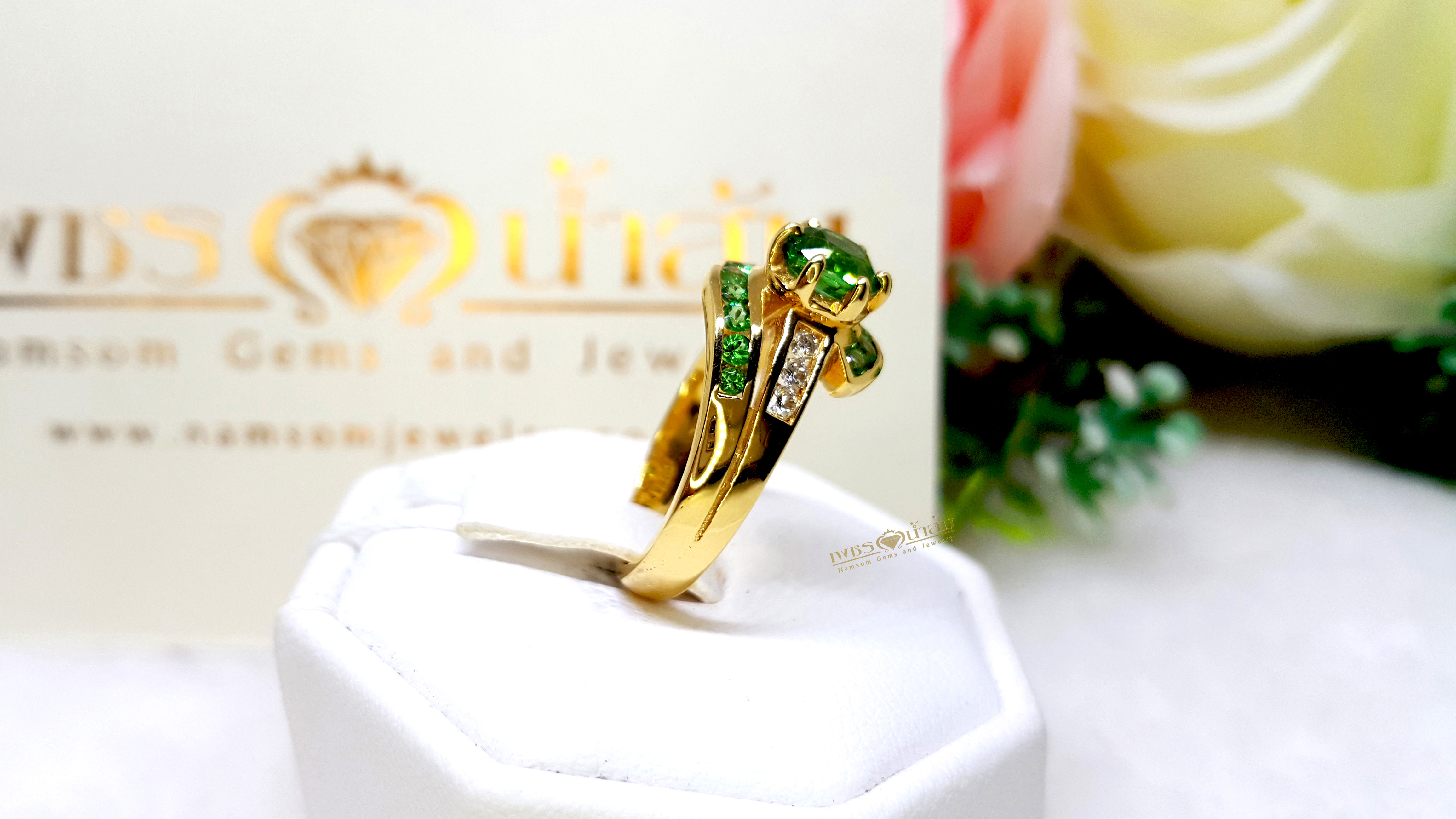 แหวนพลอยผู้หญิง Tsavorite สีสวยประดับตกแต่งด้วยเพชรแท้ คาดไขว้ด้วยTsavoriteสีสวย บนตัวเรือนทองแท้ทั้งตัวเรือน