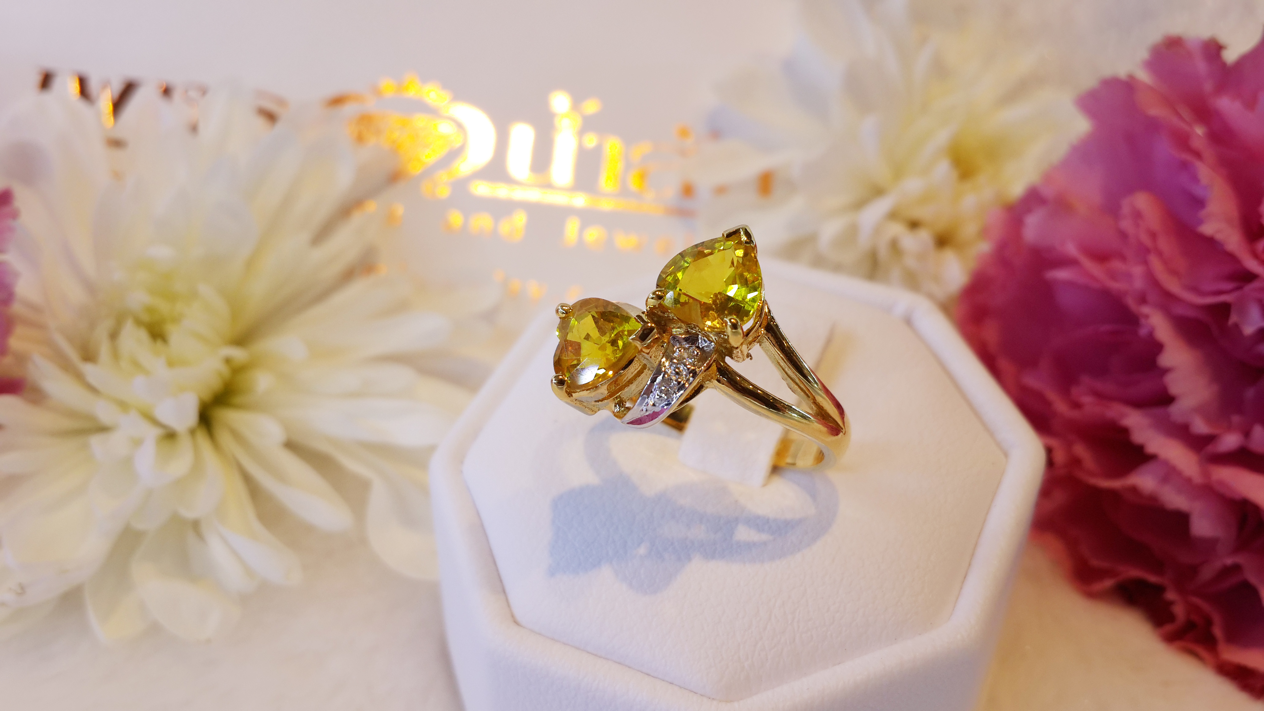 แหวนพลอยบุษราคัม ไขว้รูปหัวใจ 2 ดวง แบบเก่ น่ารัก