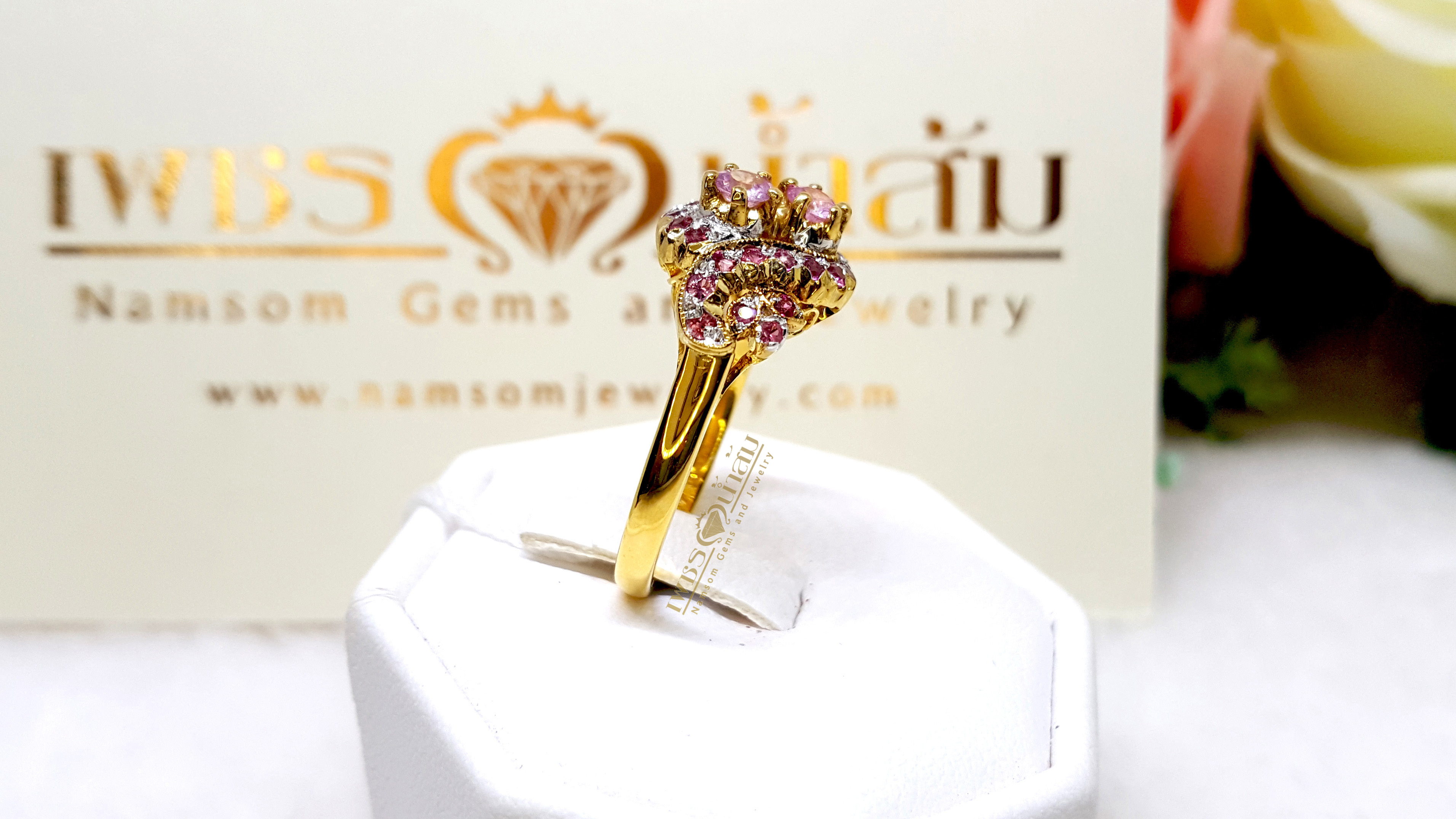 แหวนพิ้งซัฟฟาย Pink Sapphire สีชมพูสวยน่ารัก ประดับตกแต่งด้วยท้บทิม บนตัวเรือนทองแท้ทั้งตัวเรือน