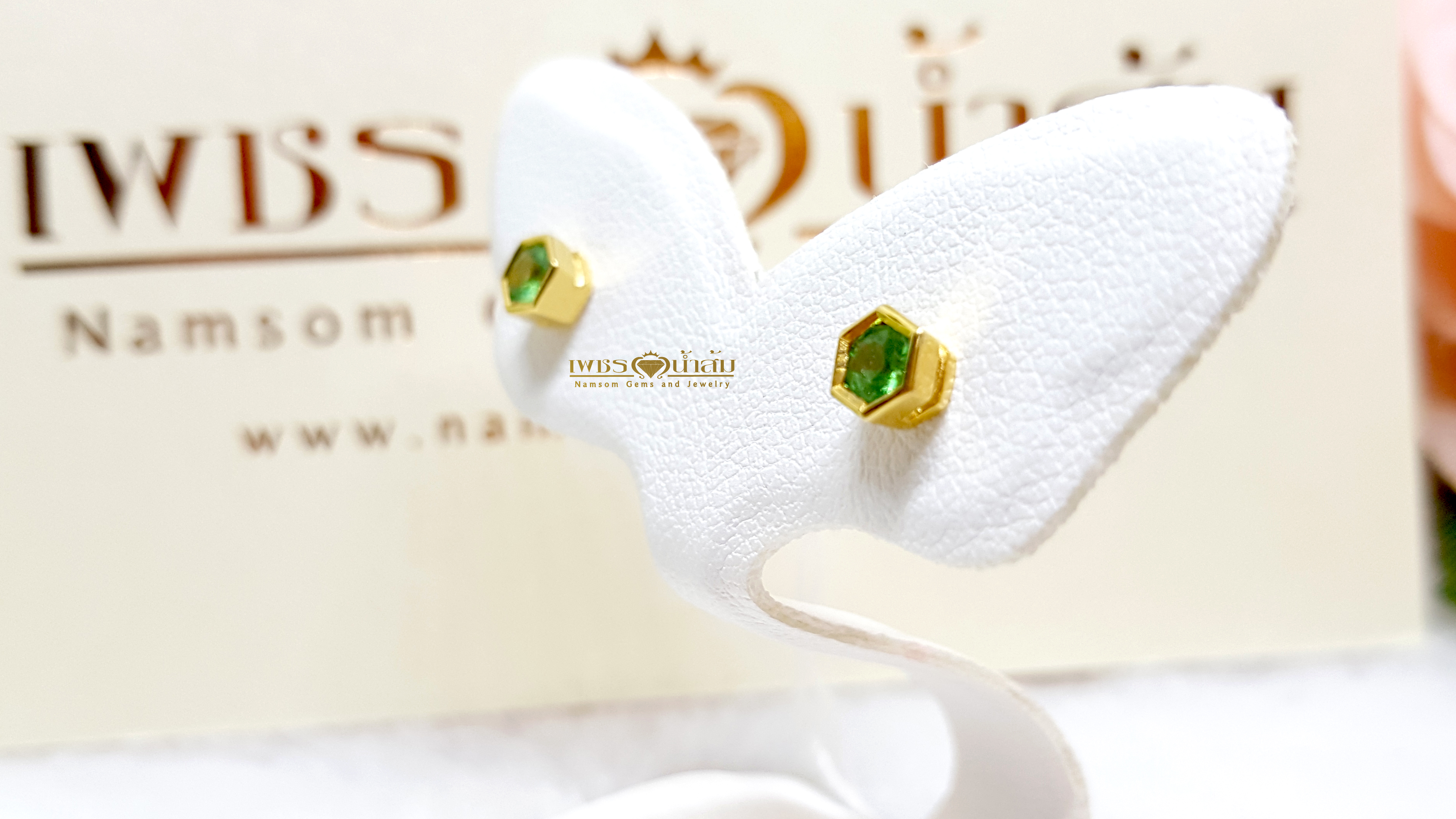ต่างหูซาโวไรท์ tsavorite พลอยสีเขียว สวยสด ทรงหกเหลี่ยม
