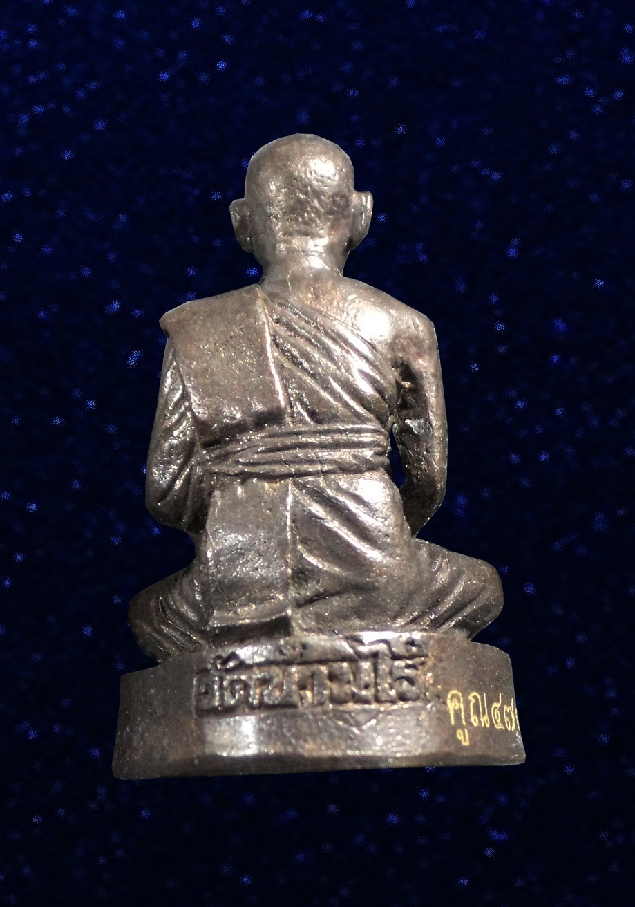 รูปหล่อหลวงพ่อคูณ รุ่น คูณพันล้าน พิมพ์ใหญ่ วัดบ้านไร่ ยิงโค้ดเลเซอร์กำกับหมายเลข 4790