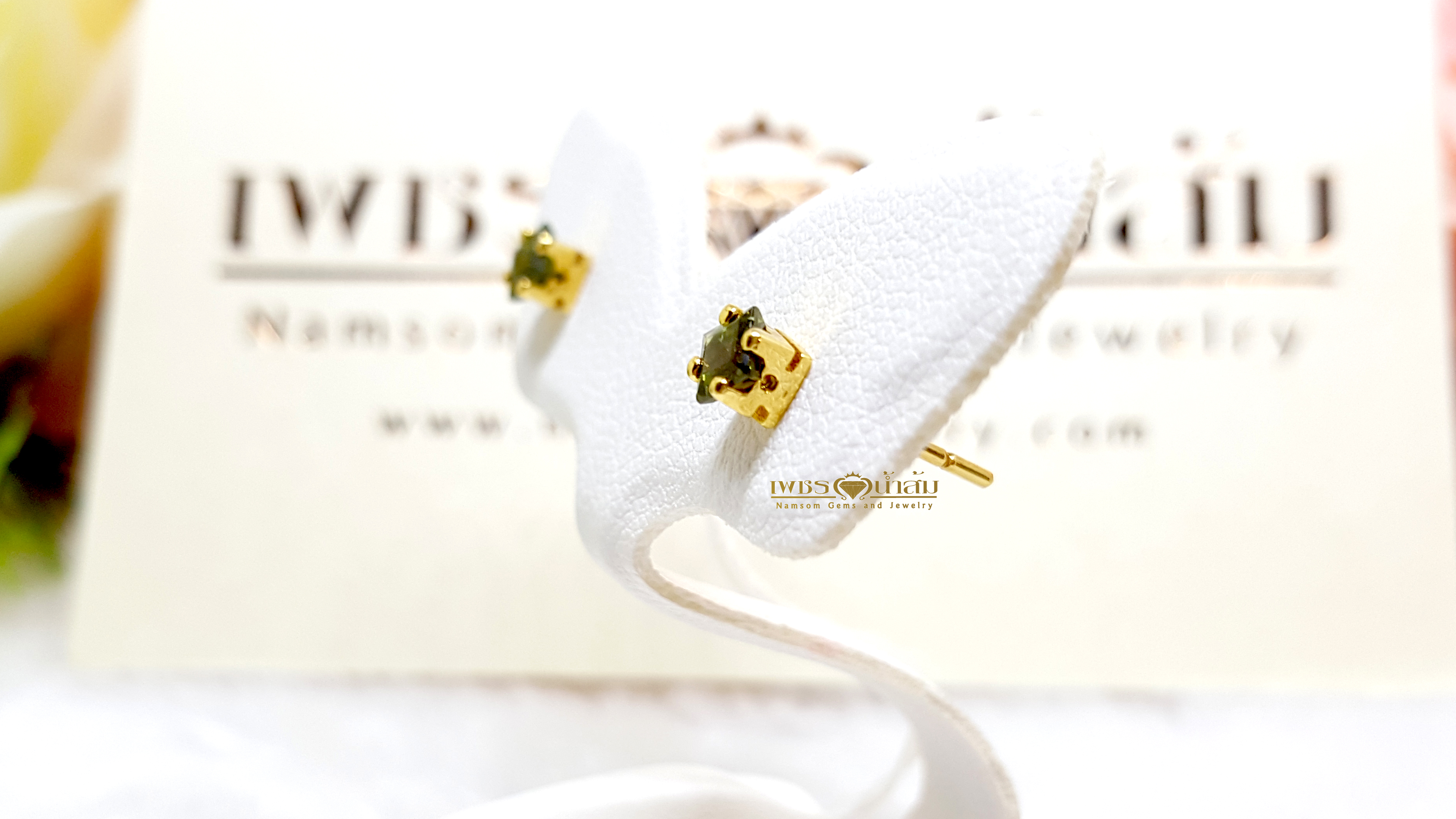 ต่างหูพลอยเขียวส่อง Green Sapphire เจียรทรงเหลี่ยม สีสวย เรียบง่ายสวมใสได้ทุกวัน