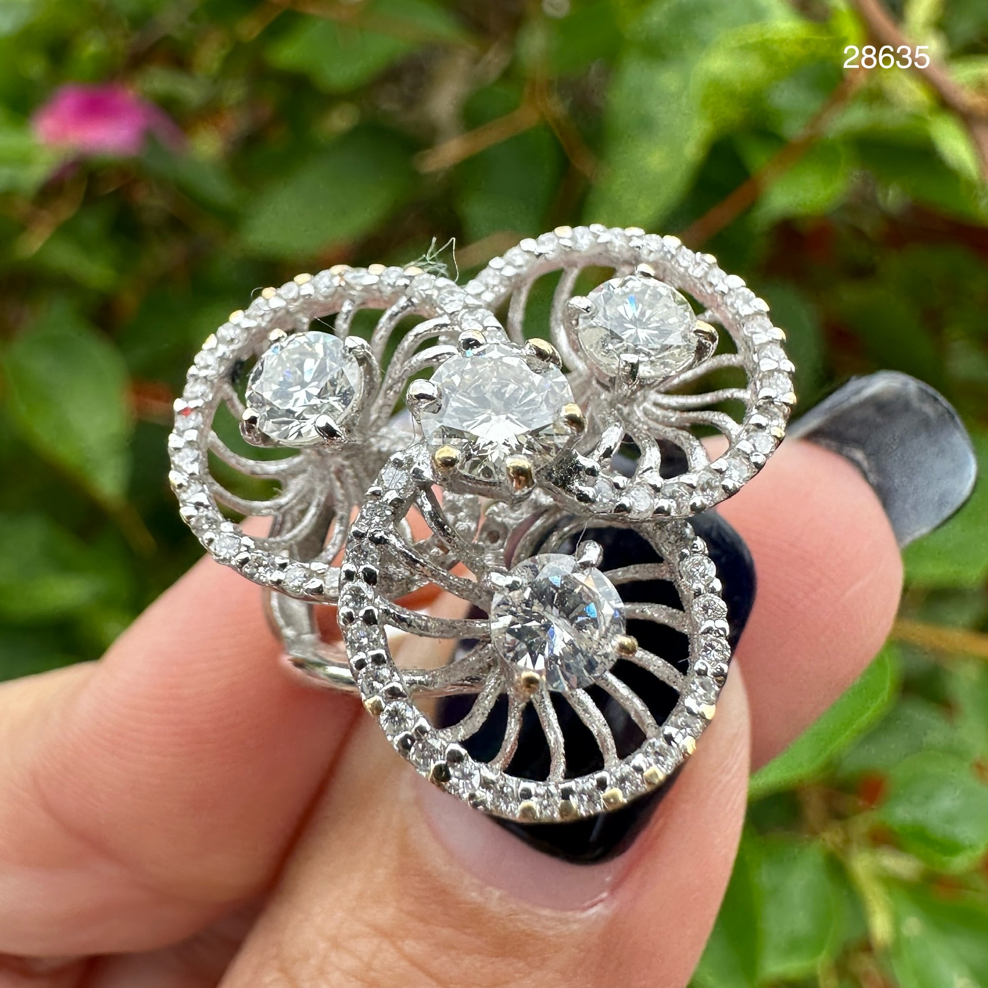 รหัส 28635 แหวน เพชรชู 1/0.43 ct ฝังเพชร 3/0.80 ct ล้อมเพชร 60/0.30 ct ทอง18K งานสวยมาก นน. 9.20 g