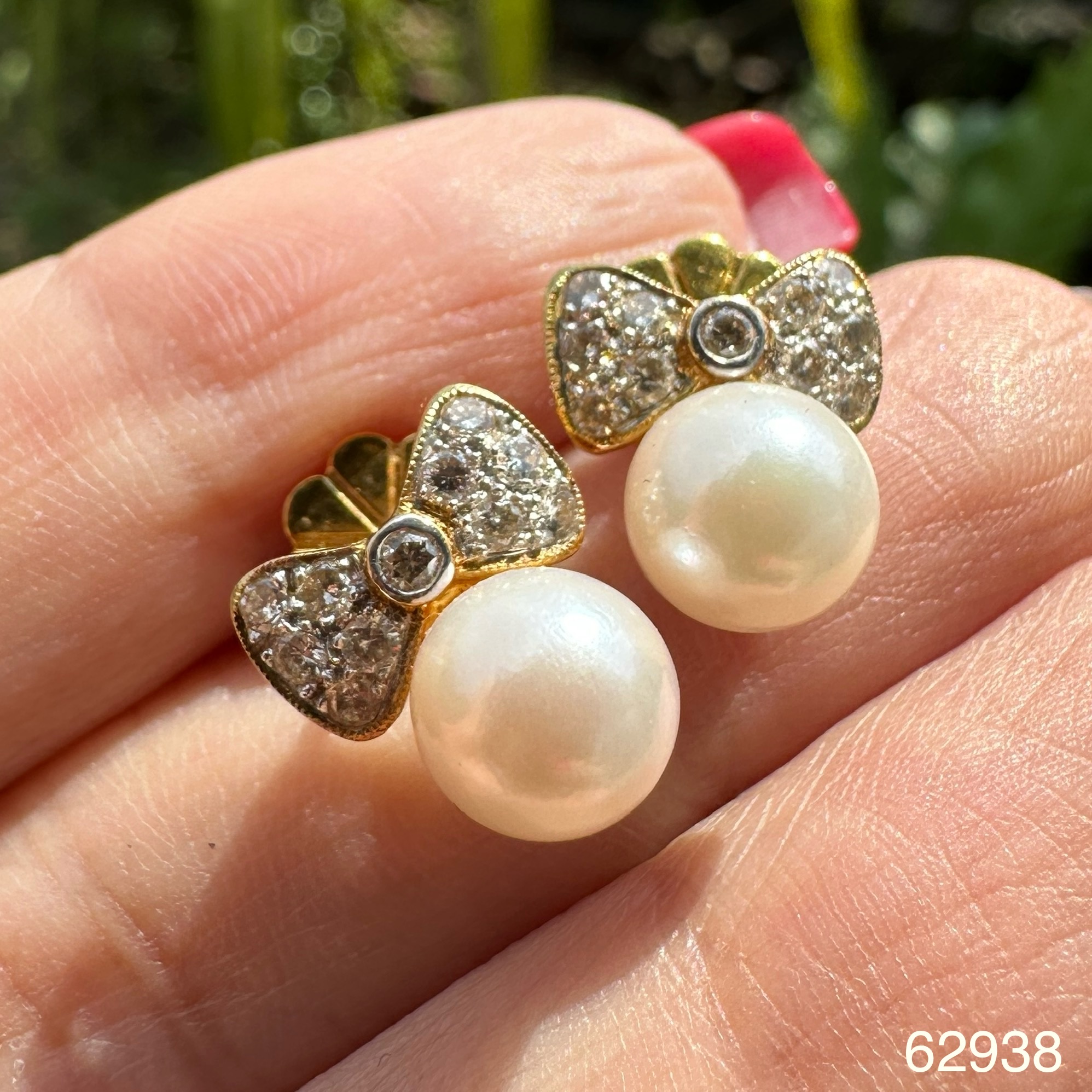 รหัส 62938 ต่างหู มุก สีขาว 7.30 มิล ฝังเพชร 22 เม็ด 0.22 กะรัต ทอง18K งานสวยมาก นน. 4.66 g