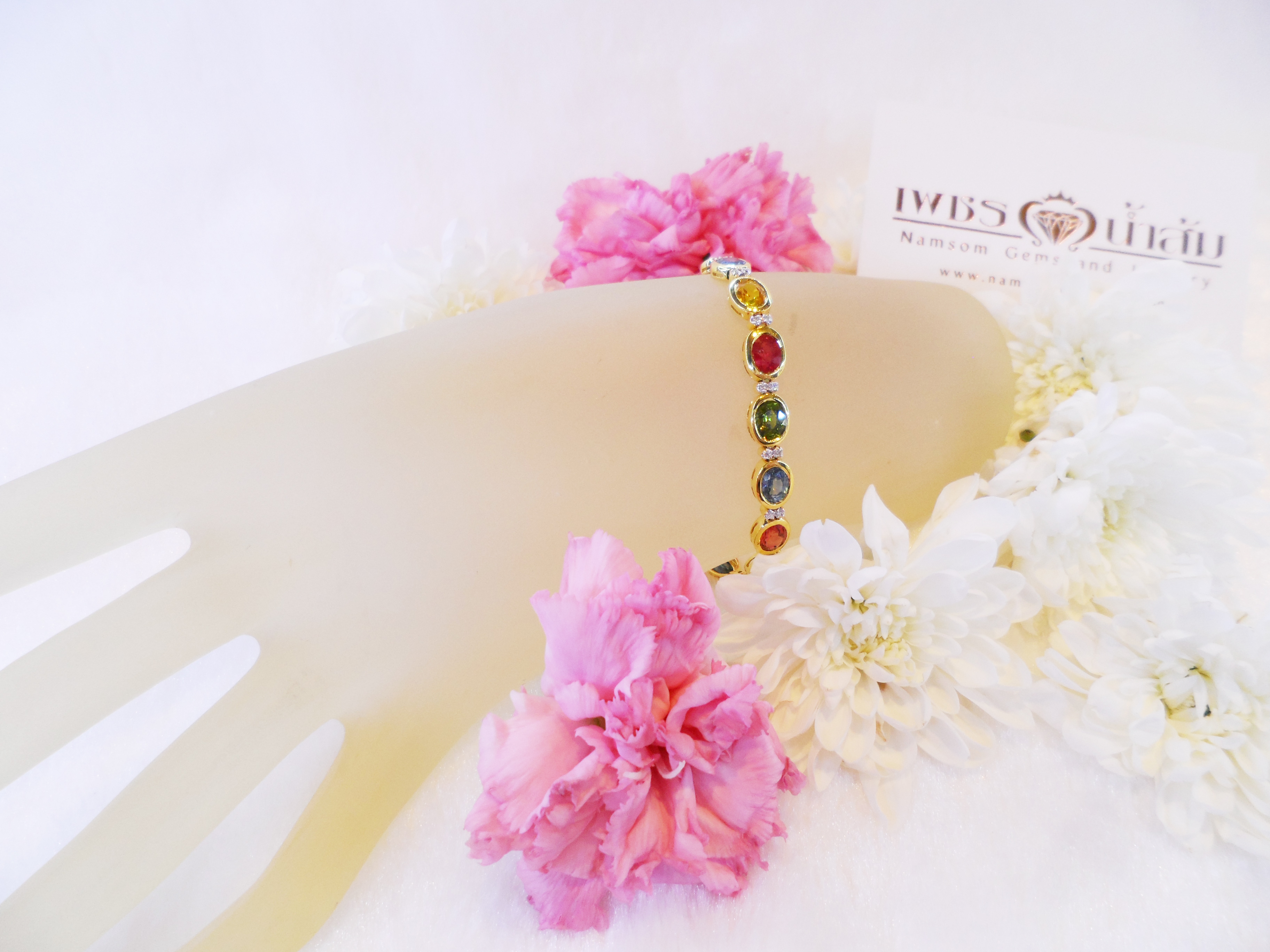 สร้อยข้อมือพลอยแฟนซีสีสวย น้ำงาม ประดับด้วยเพชรแท้สลับ แบบสวยเก๋ล้ำสมัย