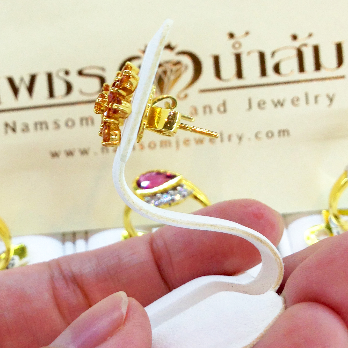 ต่างหูบุษราคัม สีโทนส้ม ทรงดอกไม้ บนตัวเรือนทองแท้-22K ทั้งตัวเรือน ต่างหูบุษราคัมสีส้ม
