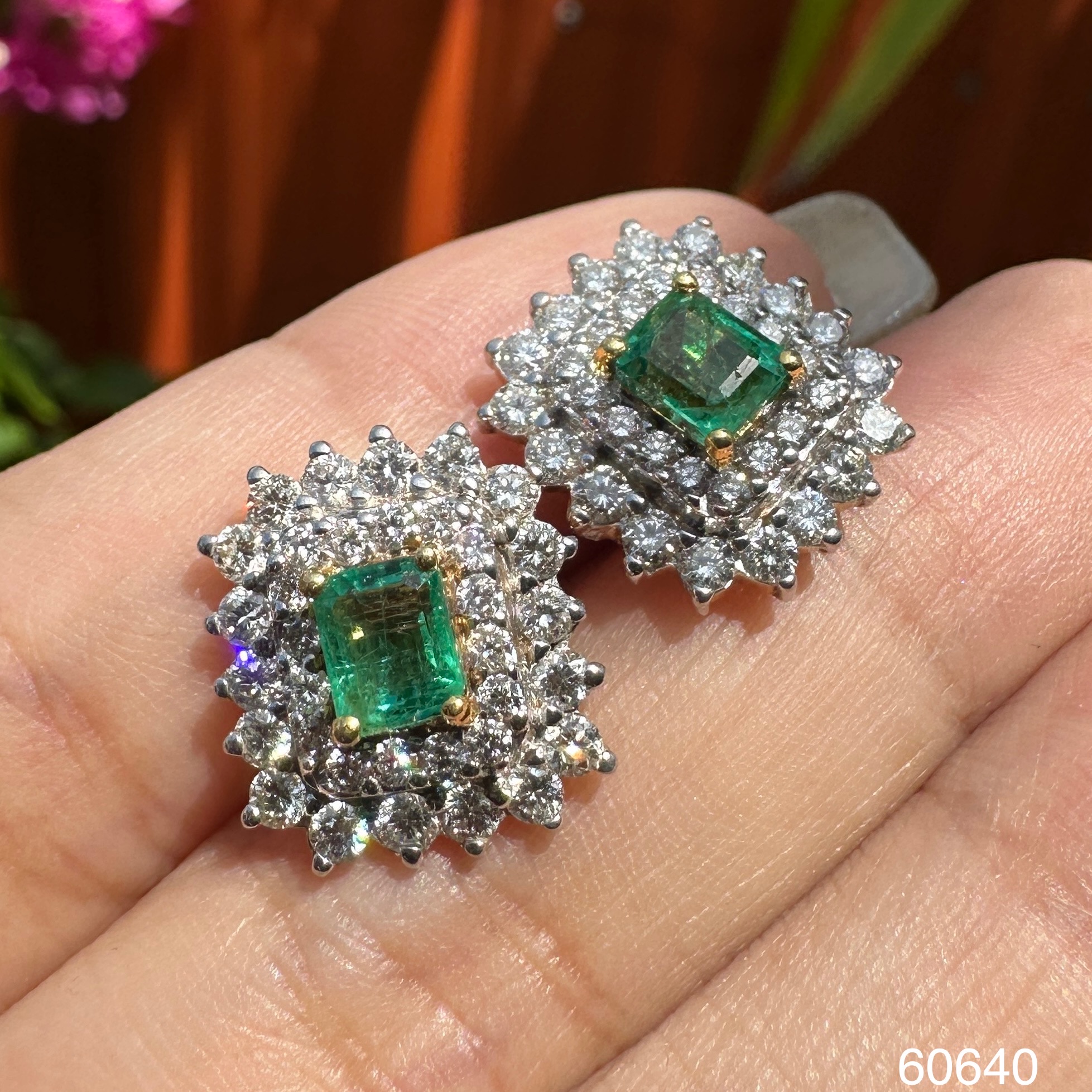 รกัส 60640 ต่างหู มรกต แซมเบีย 1.60 กะรัต ล้อมเพชร 2 ชั้น 68 เม็ด 1.81 กะรัต ทอง18K งานสวยมาก นน. 5.40 g