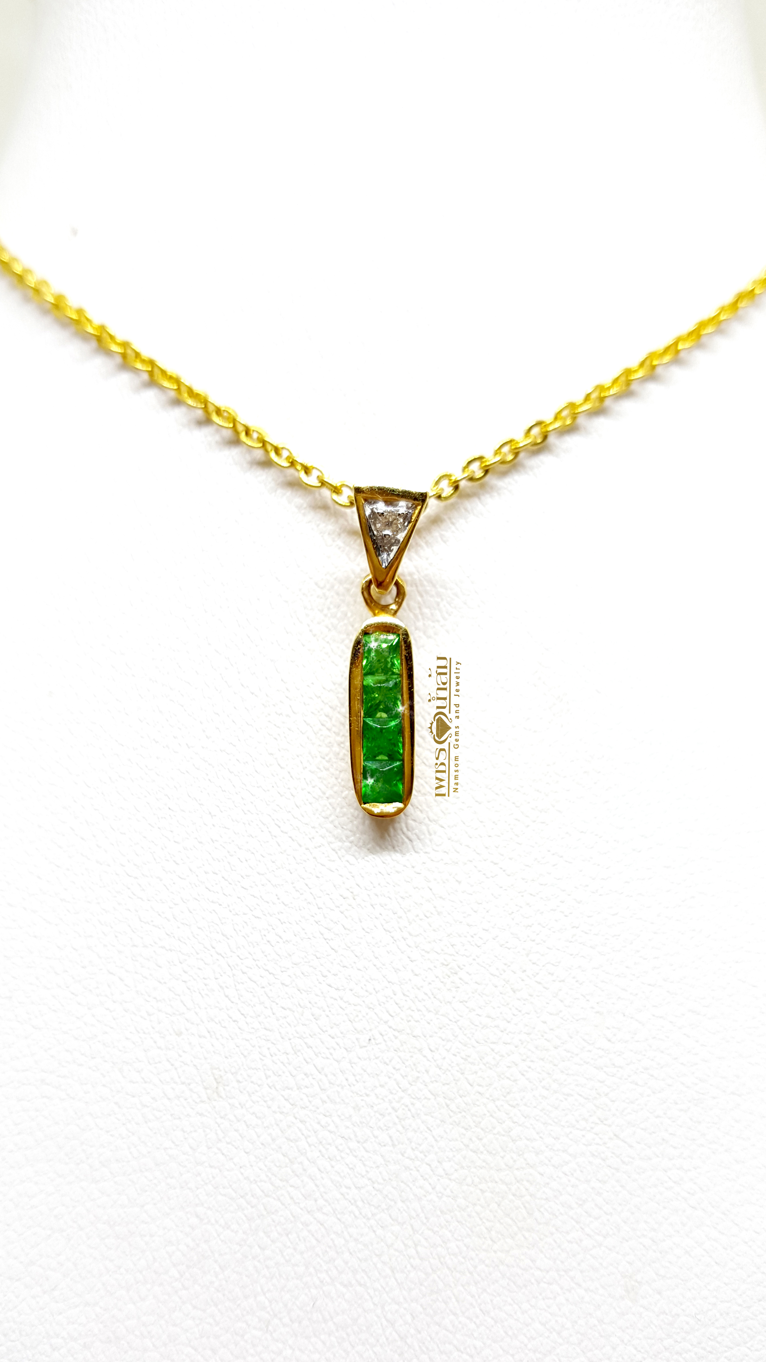 จี้พลอยซาร์โวไรท์ Tsavorite ล้อมเพชร สีสด ชิ้นเล็กน่ารักสดใส