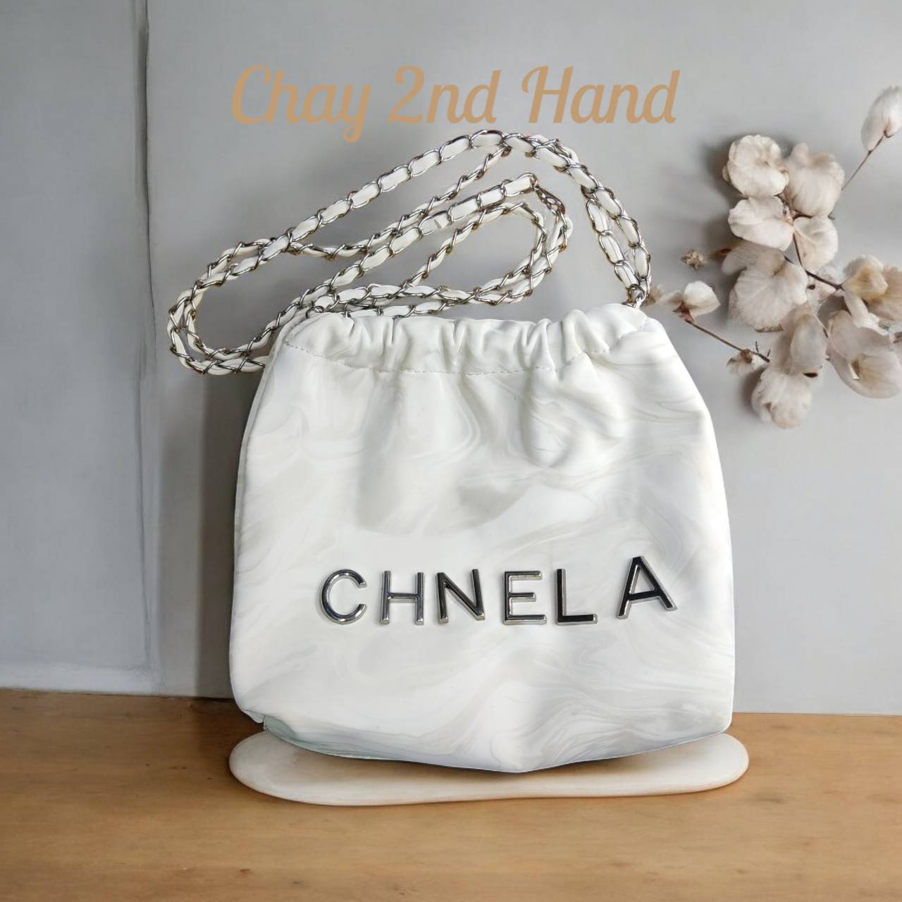 กระเป๋าสะพายมือสอง แบรนด์ดัง สภาพสวย ตรงปก ขนาด 20x20 ซม. BG20x20N012