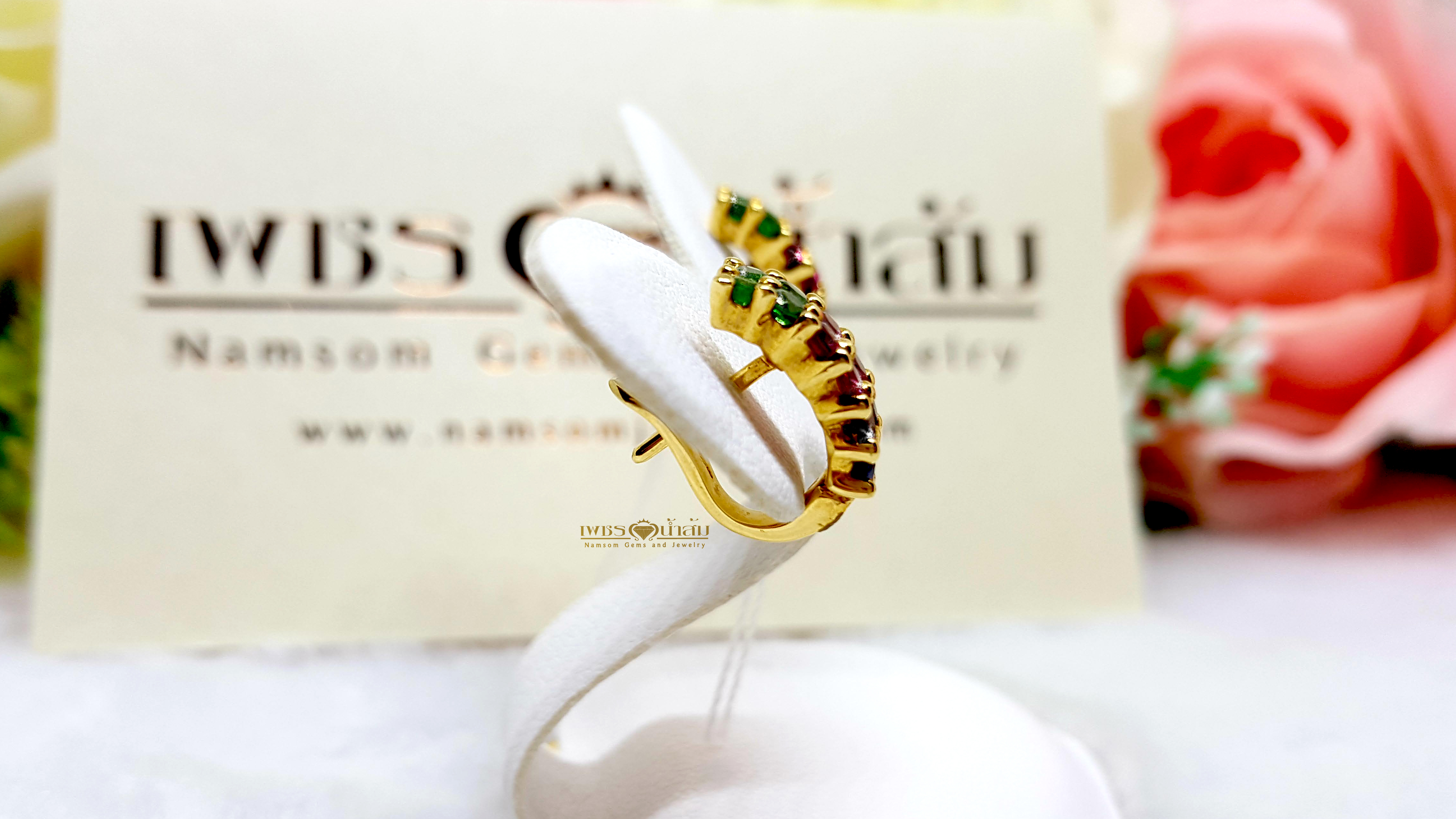 ต่างหูพลอยแท้สลับสี ประดับไปด้วย ซาร์โวไรท์ Tsavorite ทับทิม Ruby และไพลิน Blue Sapphire บนตัวเรือนทองแท้