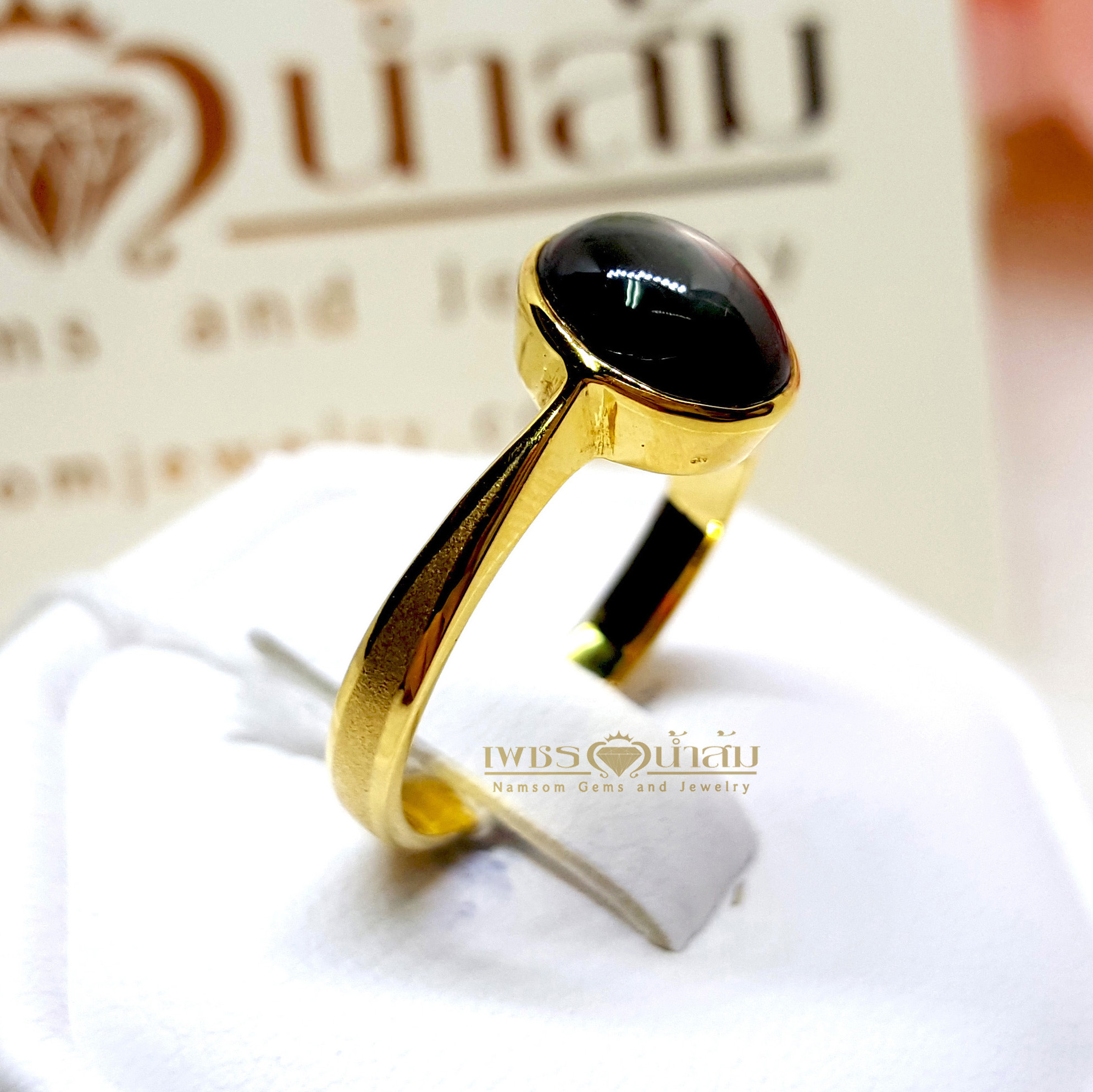 แหวนพลอย Black Star Sapphire ฝังหุ้มเรียบไร้หนามเรียบง่าย สวมใส่ได้ทุกวัน บนตัวเรือนทองแท้ทั้งตัวเรือน