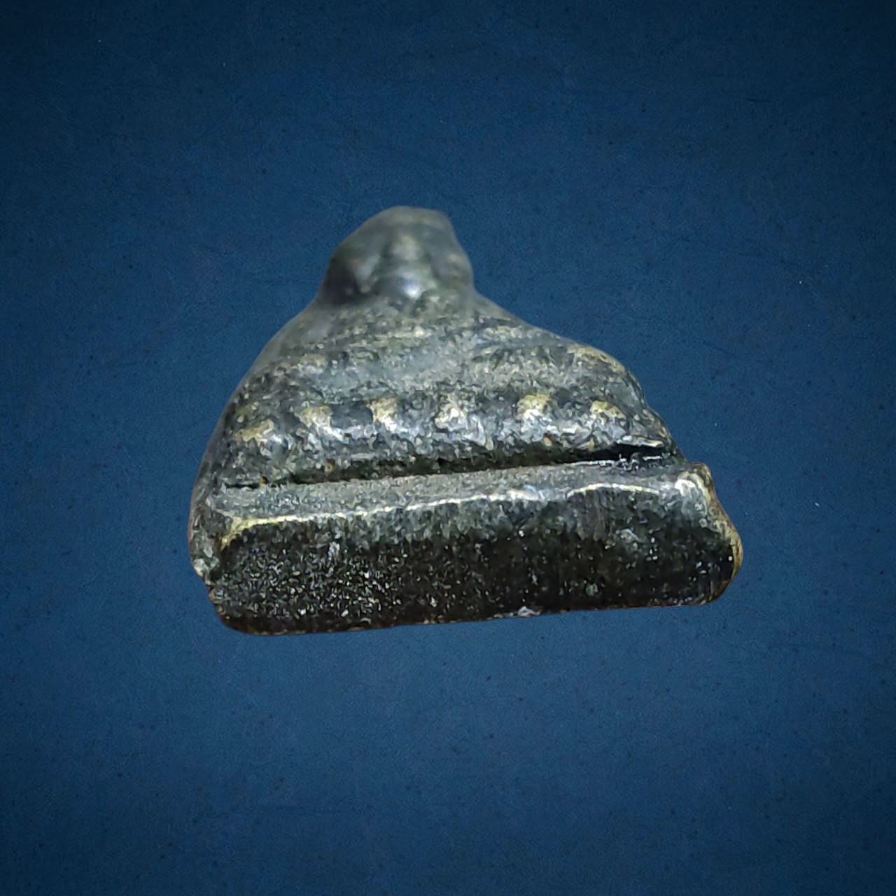 หล่อหลังเตารีด พิมพ์หน้าจีน หลวงปู่ทวด วัดช้างให้ ปัตตานี ปี 2508